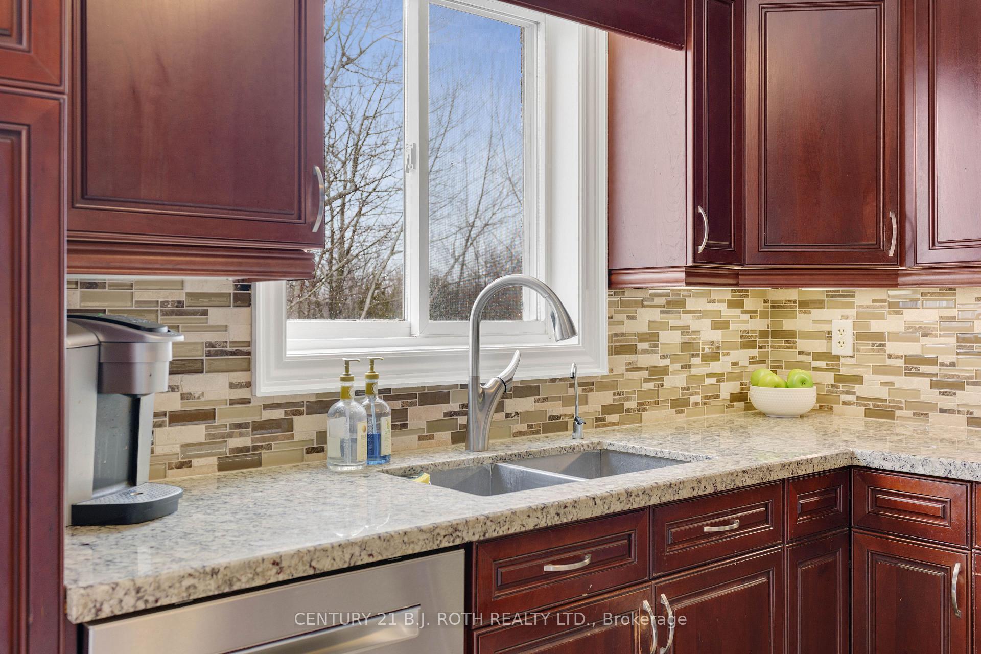 Photo 7 of 30 Capilano Court, Barrie, Little Lake — HOMEH
