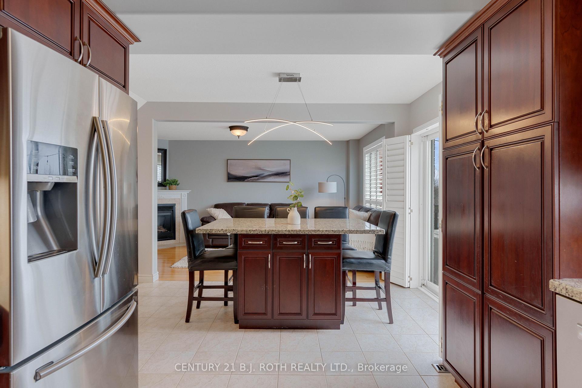 Photo 8 of 30 Capilano Court, Barrie, Little Lake — HOMEH