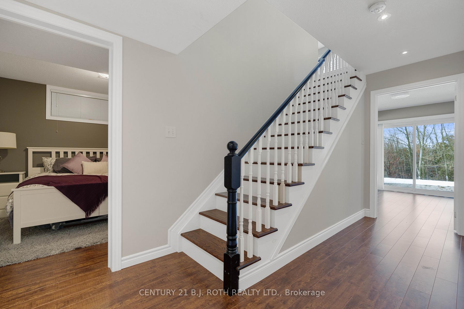 Photo 14 of 30 Capilano Court, Barrie, Little Lake — HOMEH