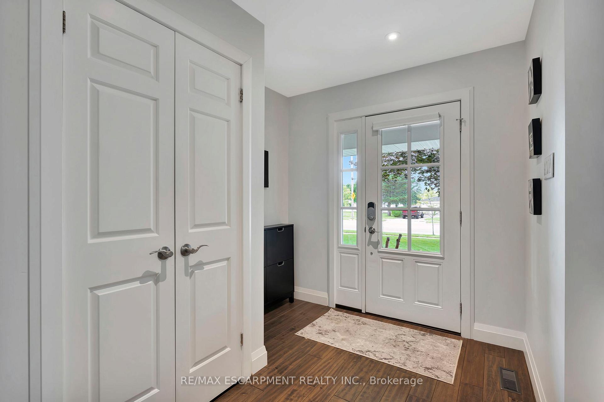 Photo 2 of 240 Parkside Drive, Hamilton, Waterdown — HOMEH
