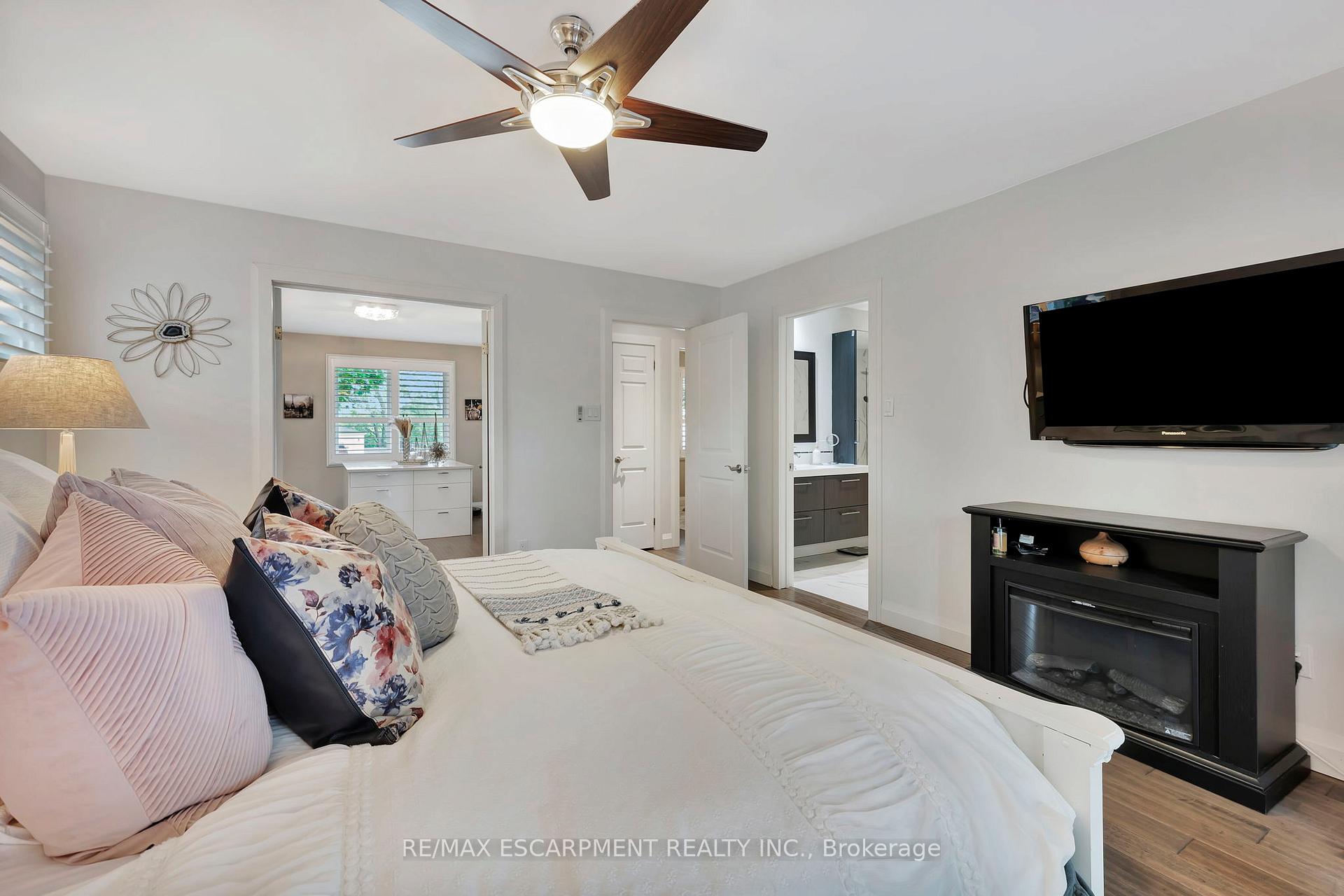 Photo 10 of 240 Parkside Drive, Hamilton, Waterdown — HOMEH