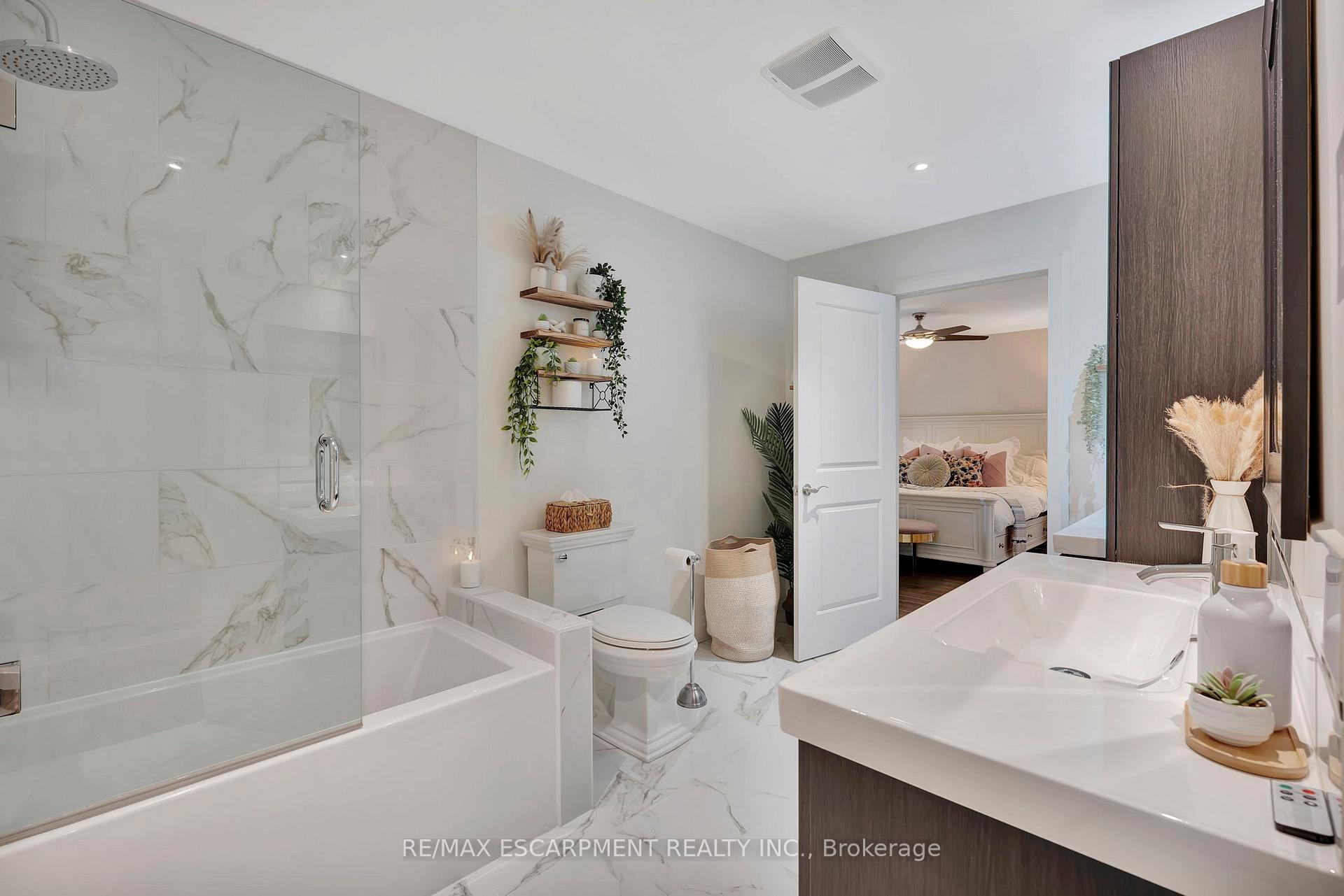 Photo 13 of 240 Parkside Drive, Hamilton, Waterdown — HOMEH