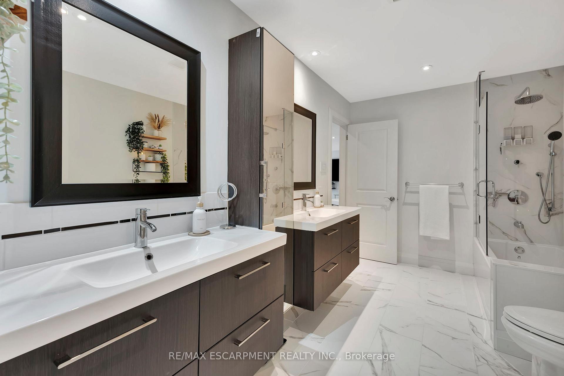 Photo 4 of 240 Parkside Drive, Hamilton, Waterdown — HOMEH
