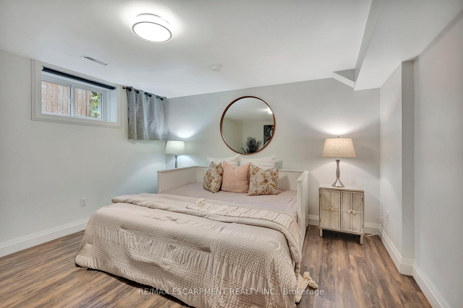 Photo 17 of 240 Parkside Drive, Hamilton, Waterdown — HOMEH