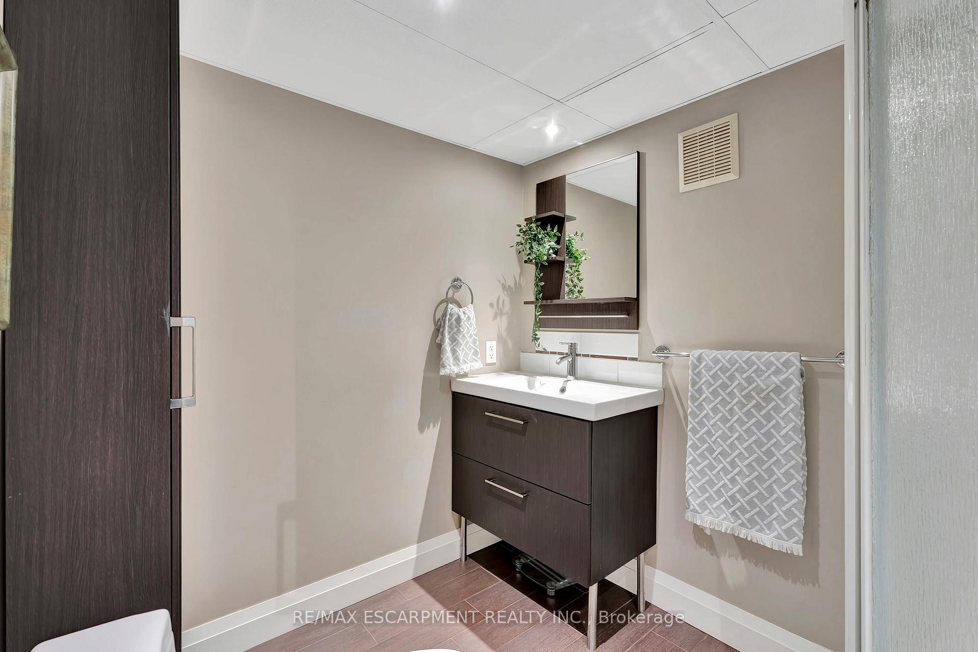 Photo 22 of 240 Parkside Drive, Hamilton, Waterdown — HOMEH