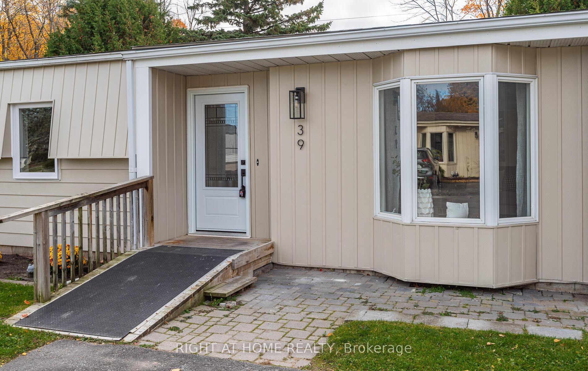 Photo 11 of 39 Corner Brook Trail, Innisfil, Rural Innisfil — HOMEH