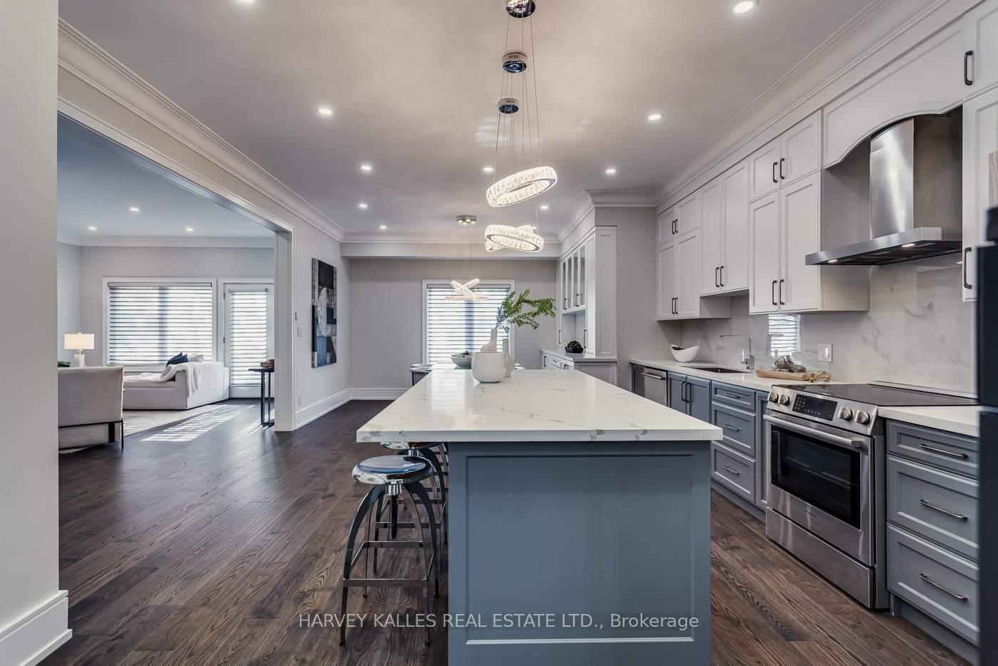 Photo 2 of 31 Regina Avenue, Toronto, Englemount-Lawrence — HOMEH