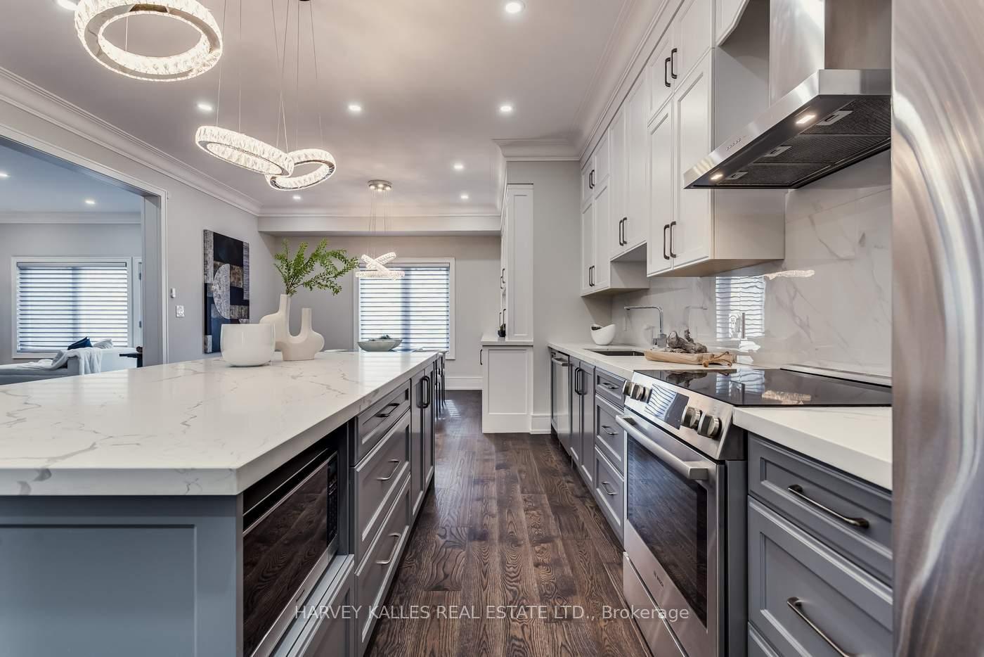 Photo 10 of 31 Regina Avenue, Toronto, Englemount-Lawrence — HOMEH