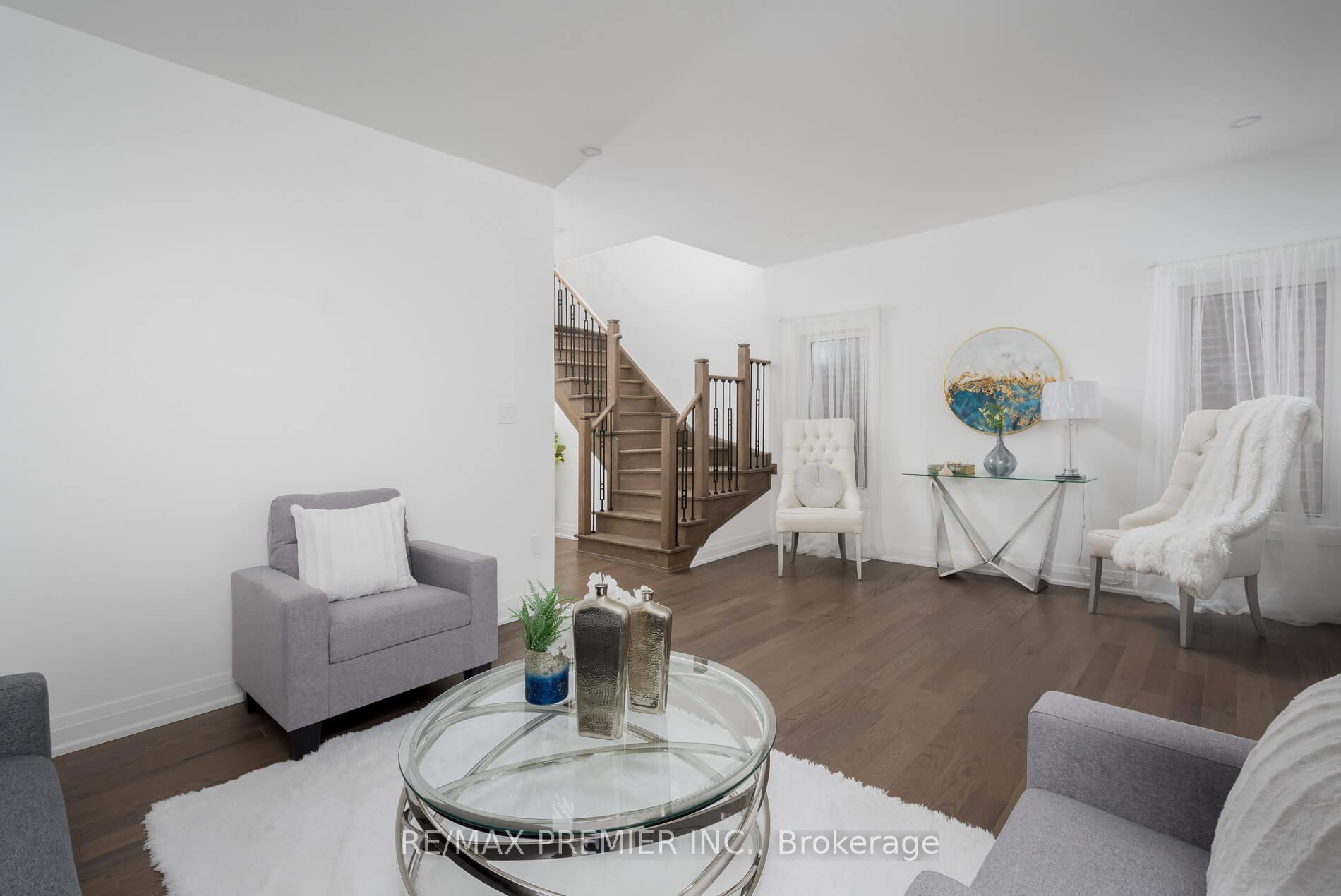 Photo 4 of 25 Virro Court, Vaughan, West Woodbridge — HOMEH