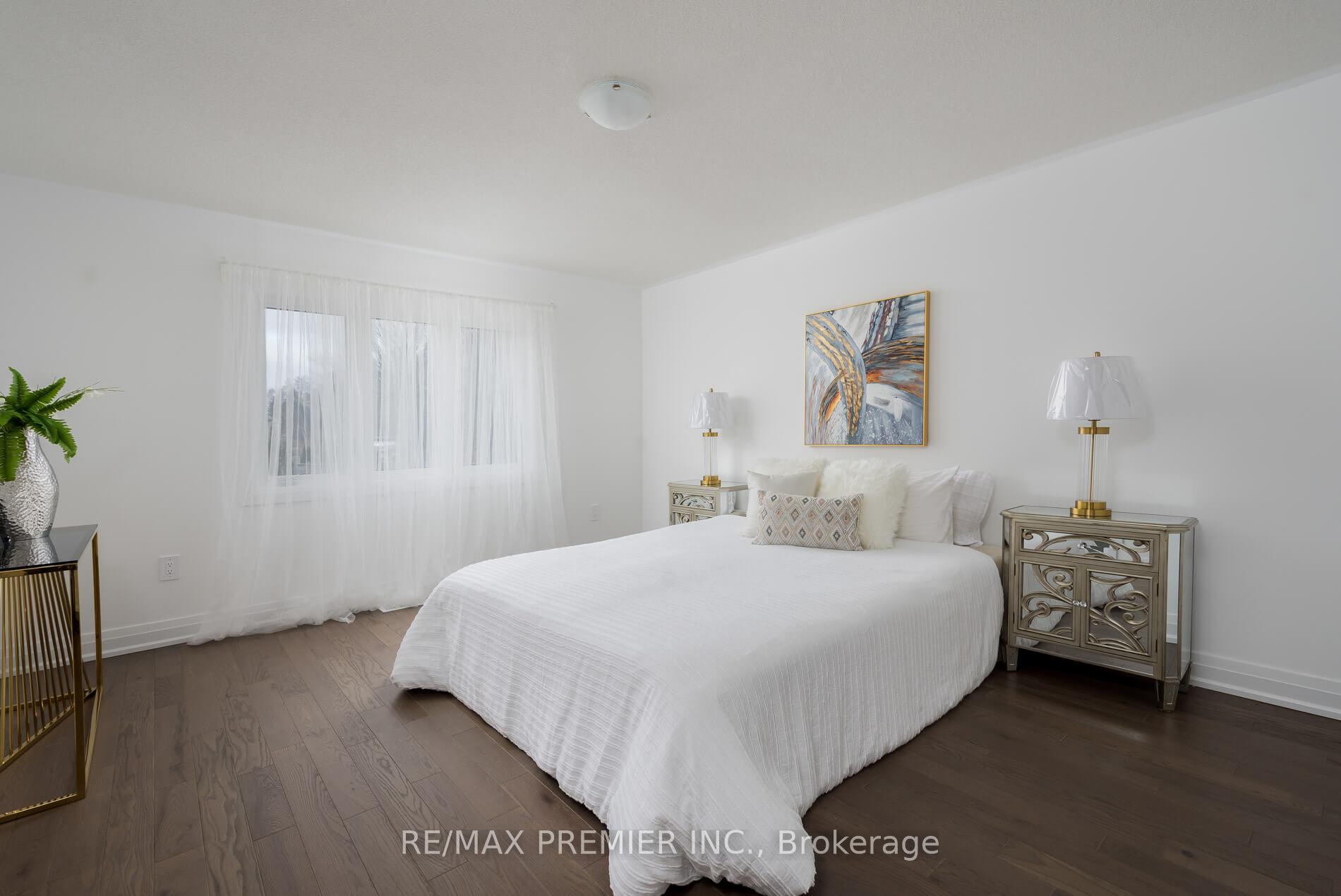 Photo 10 of 25 Virro Court, Vaughan, West Woodbridge — HOMEH