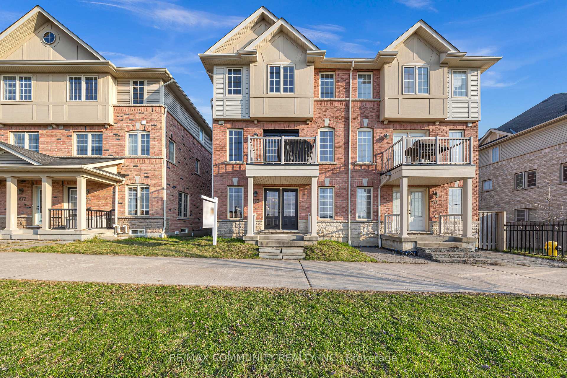 Front of 473 Rossland Road E