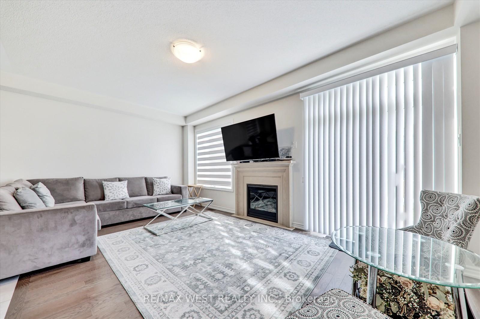 Photo 10 of 18 Bromfield Street, Whitby, Rural Whitby — HOMEH