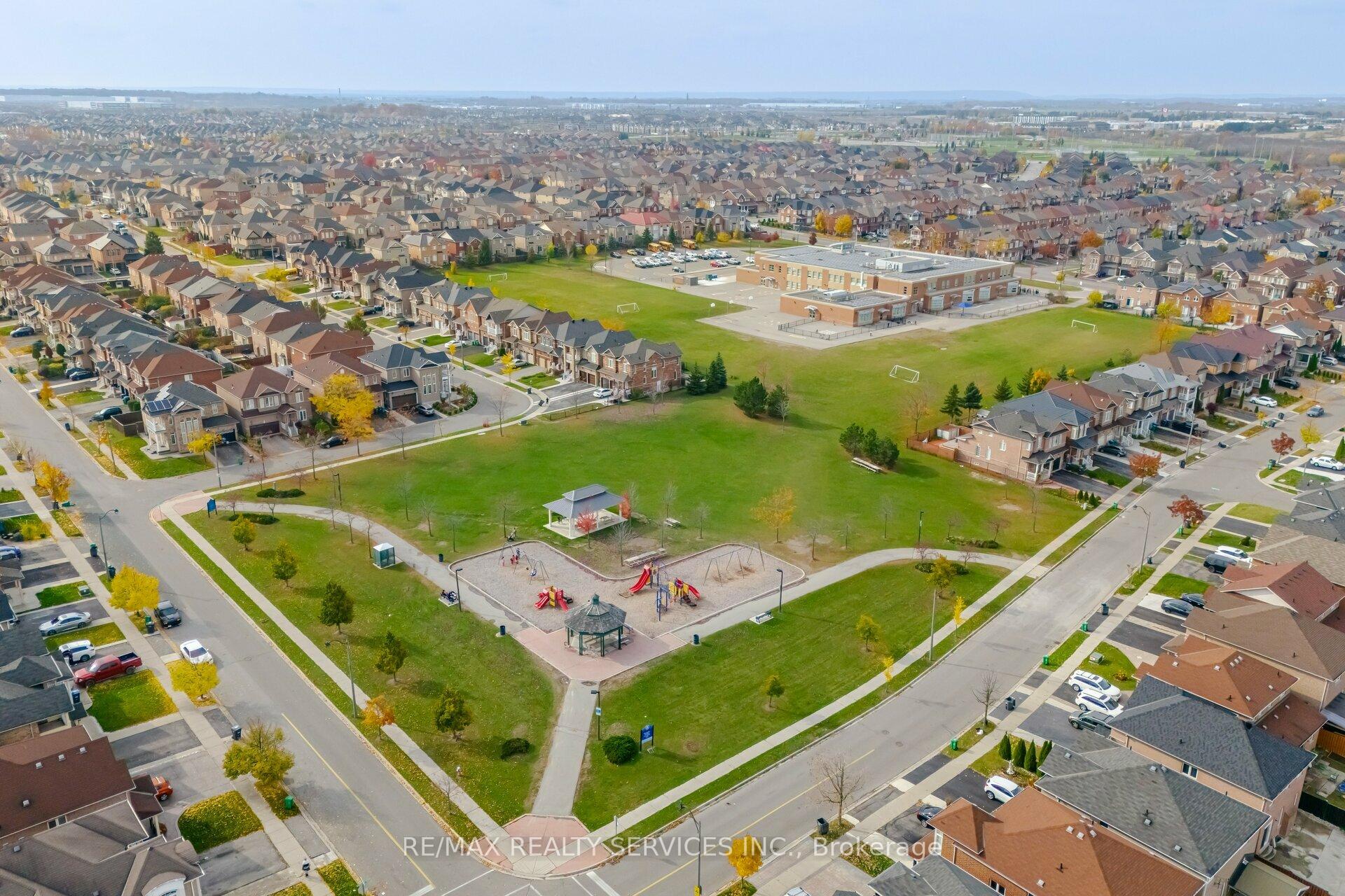Photo 16 of 9 Silvershadow Terrace, Brampton, Sandringham-Wellington — HOMEH
