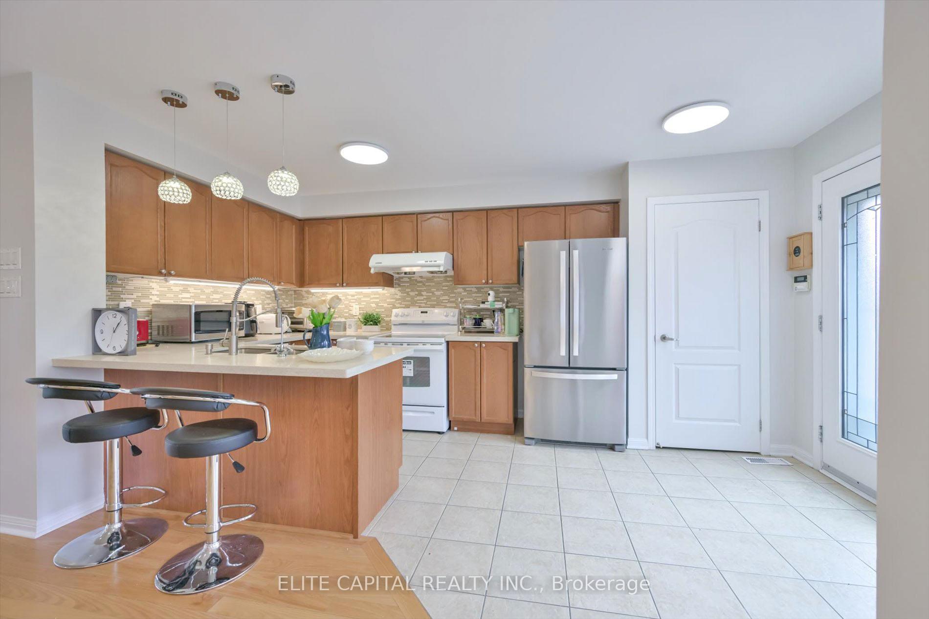 Photo 20 of 52 Gas Lamp Lane, Markham, Cornell — HOMEH