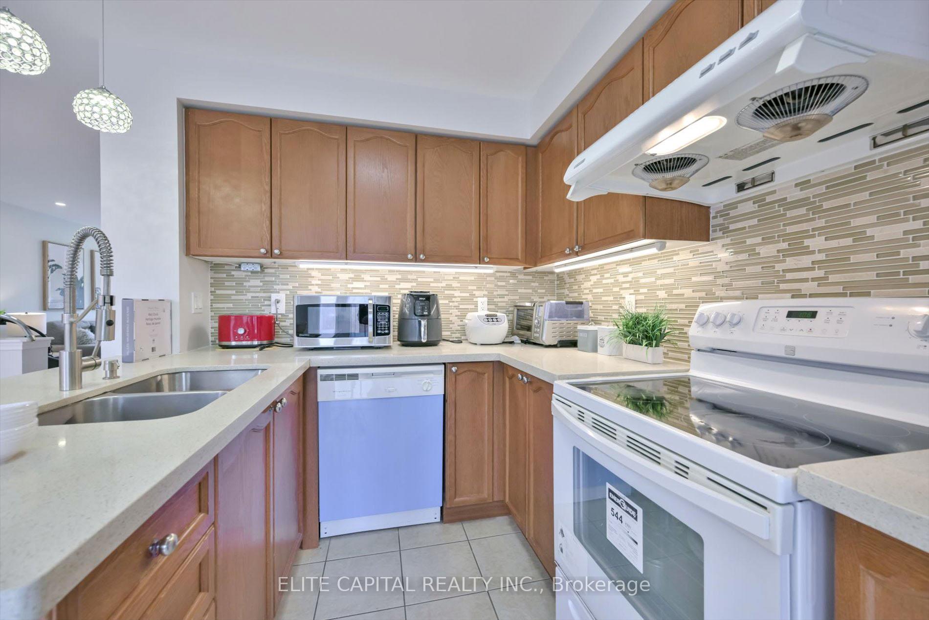 Photo 19 of 52 Gas Lamp Lane, Markham, Cornell — HOMEH