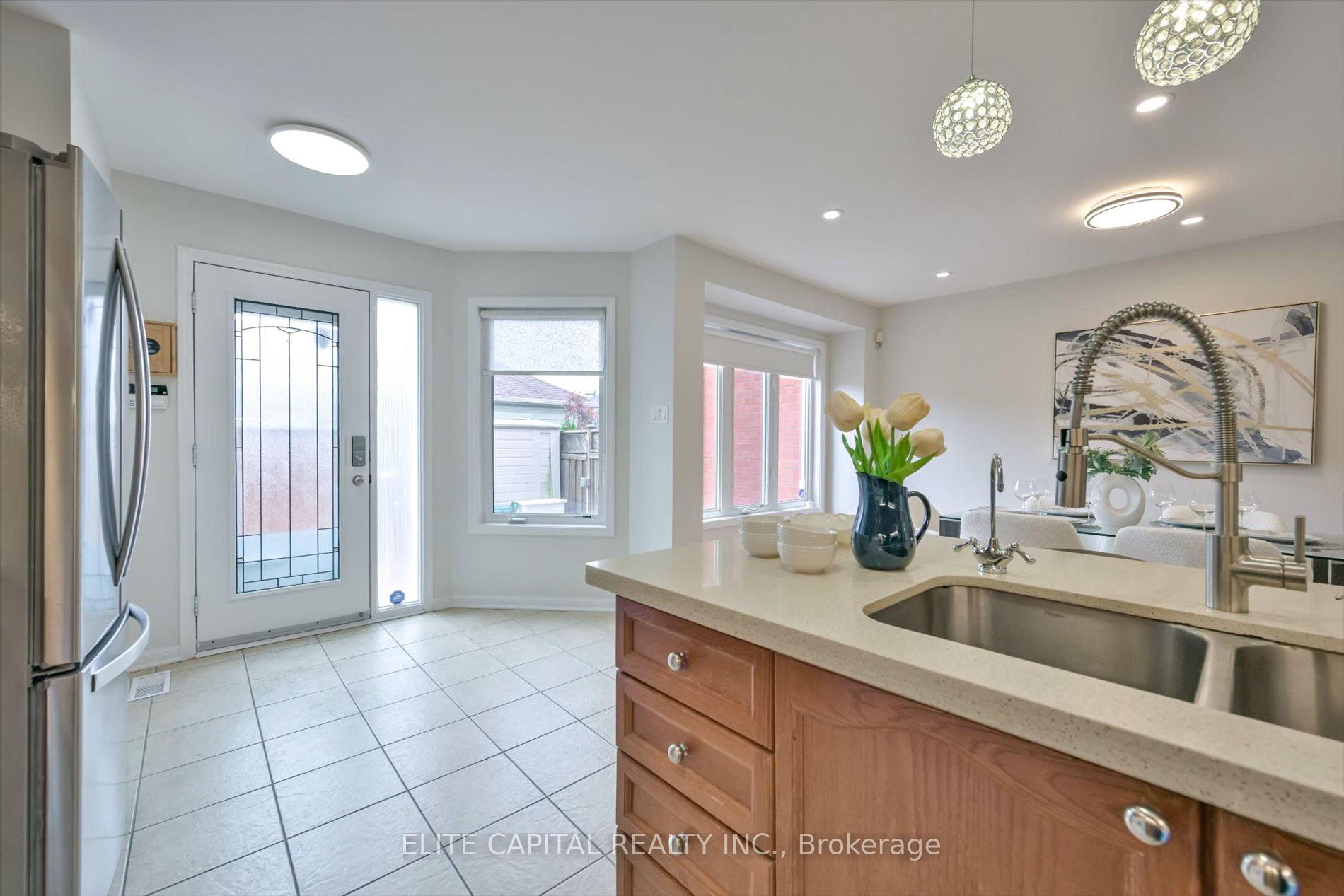 Photo 22 of 52 Gas Lamp Lane, Markham, Cornell — HOMEH