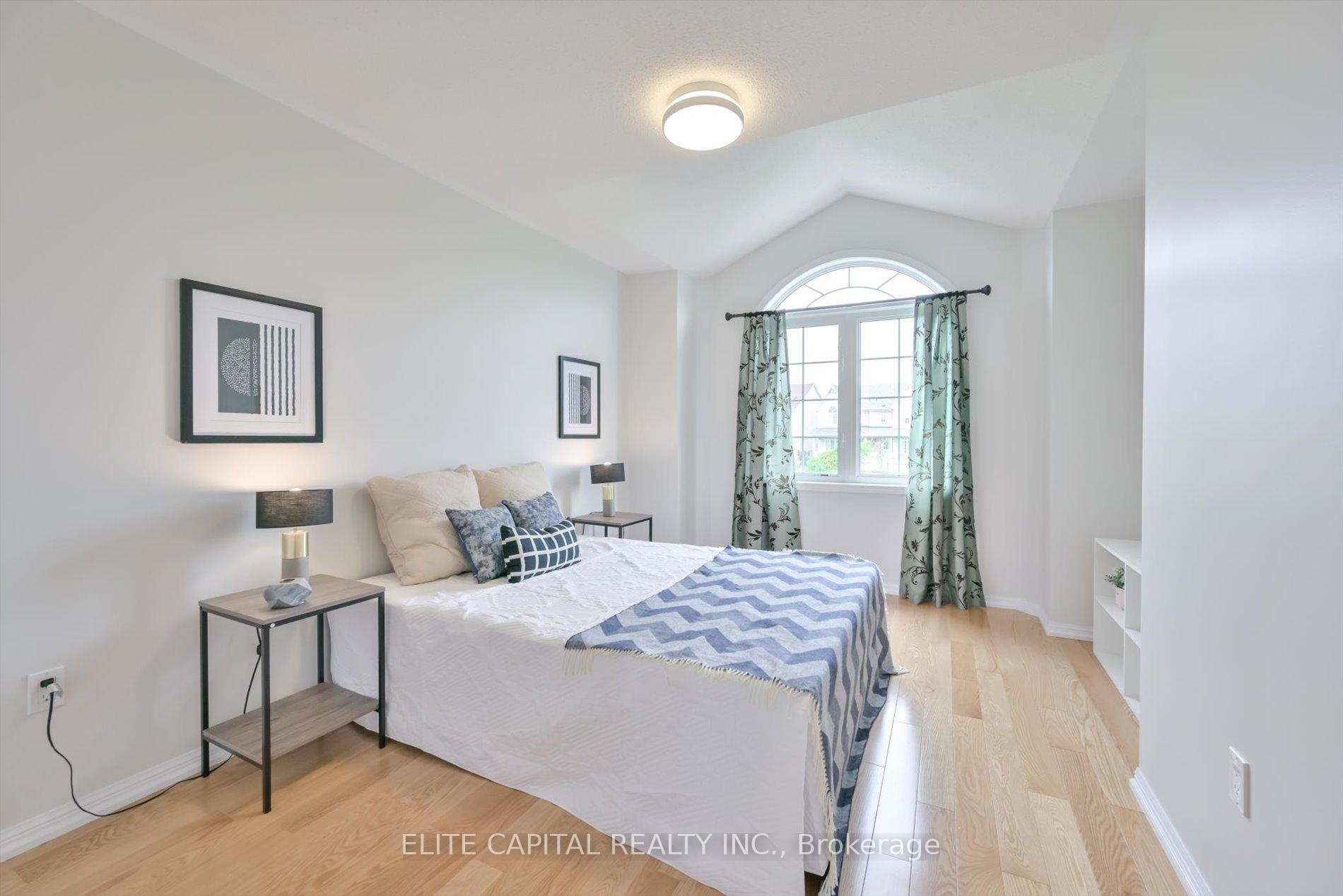 Photo 15 of 52 Gas Lamp Lane, Markham, Cornell — HOMEH