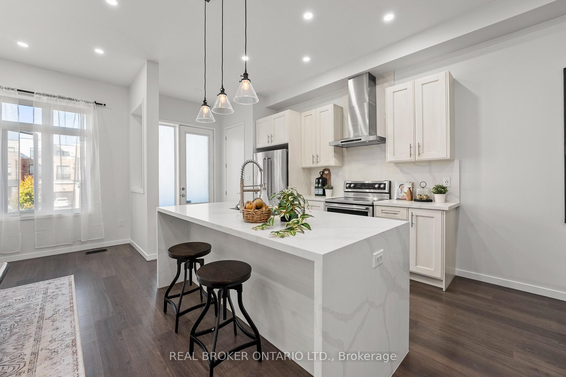 Photo 3 of 1230 Wellington Street E, Aurora, Bayview Northeast — HOMEH