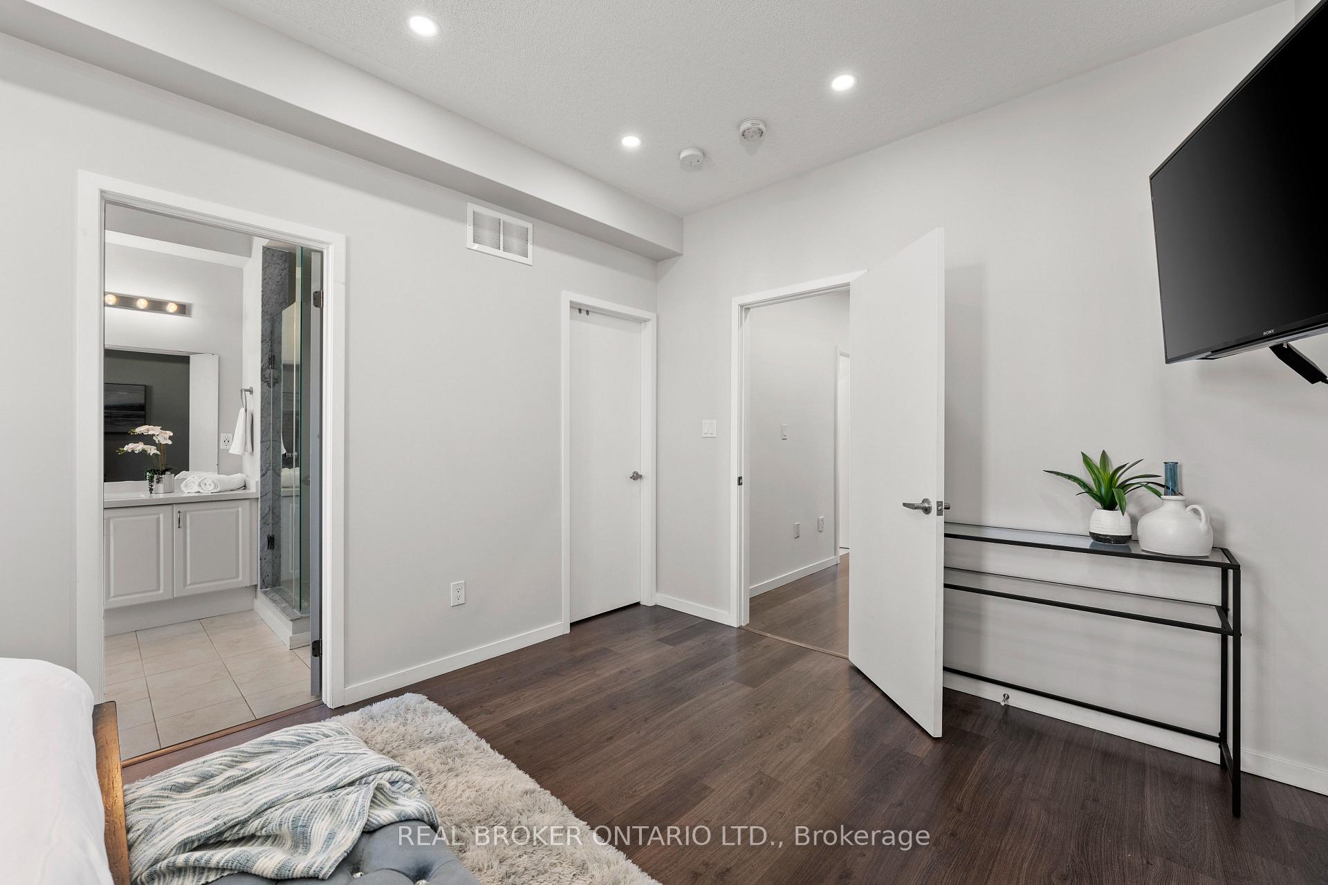 Photo 11 of 1230 Wellington Street E, Aurora, Bayview Northeast — HOMEH