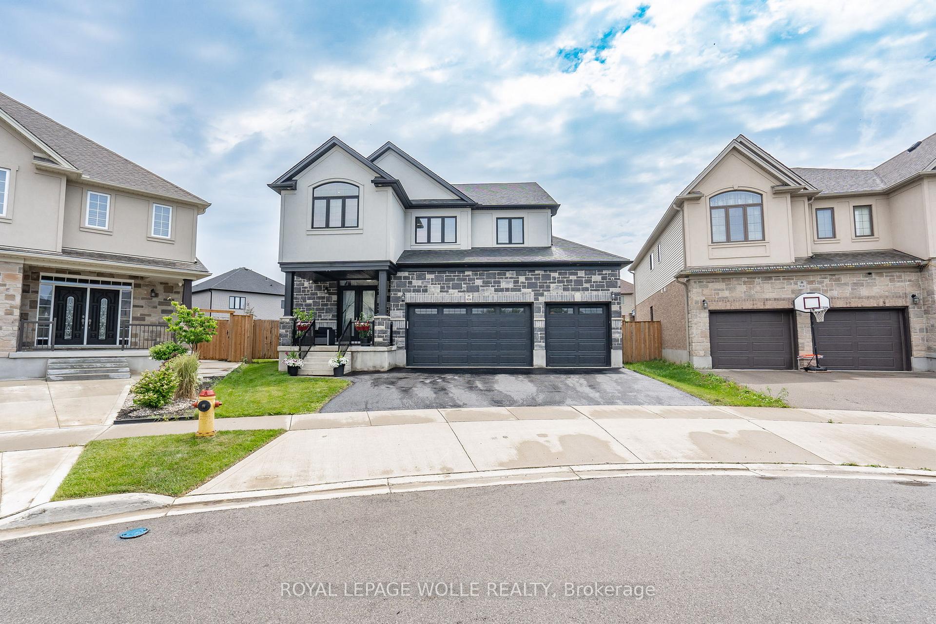 Front of 920 River Ridge Court