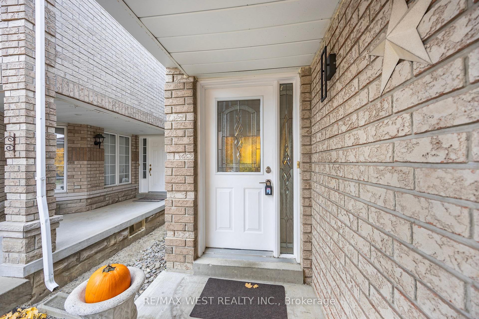 Photo 2 of 9 Loontail Street, Caledon, Bolton West — HOMEH