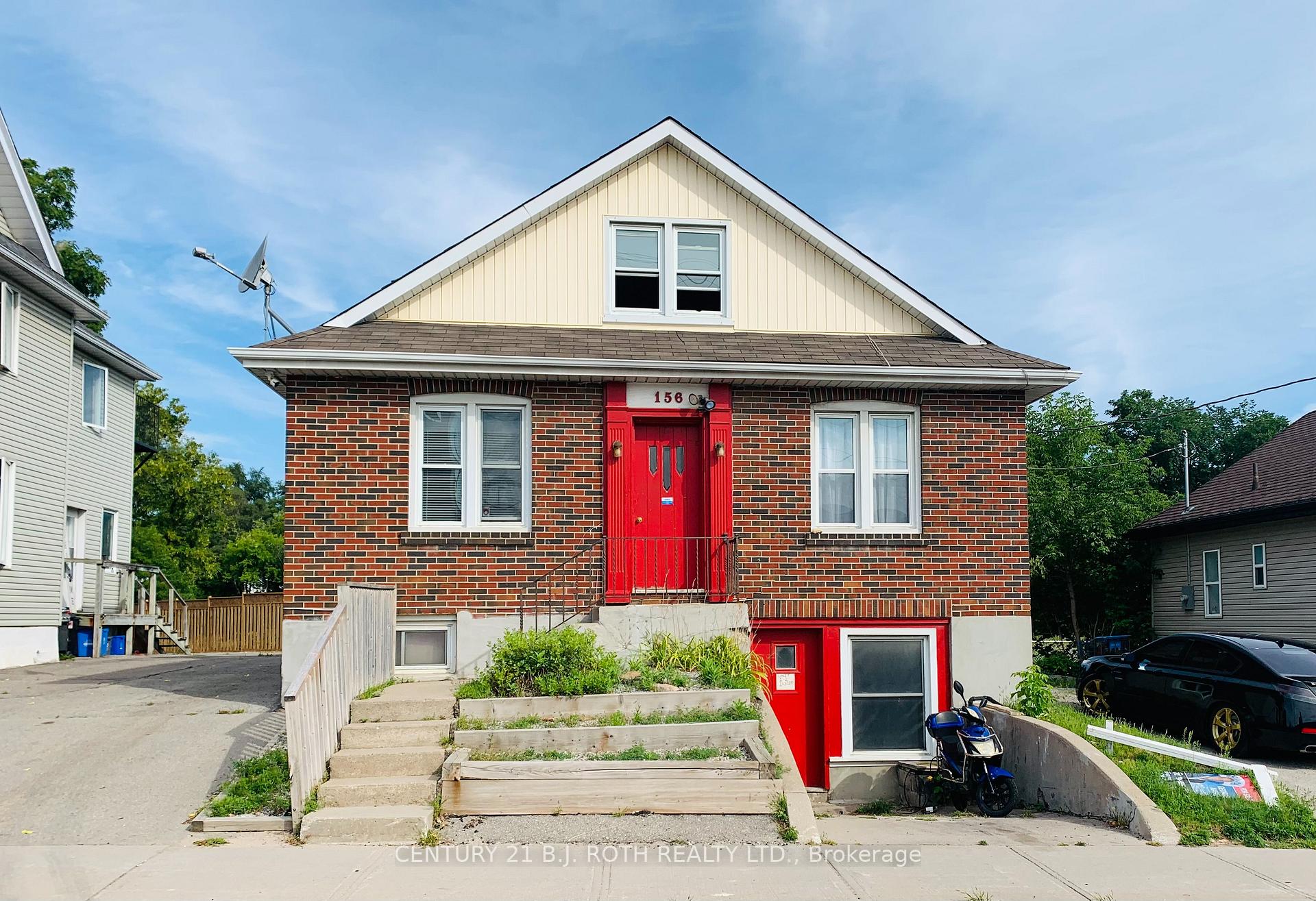 Front of 156 Dunlop Street W