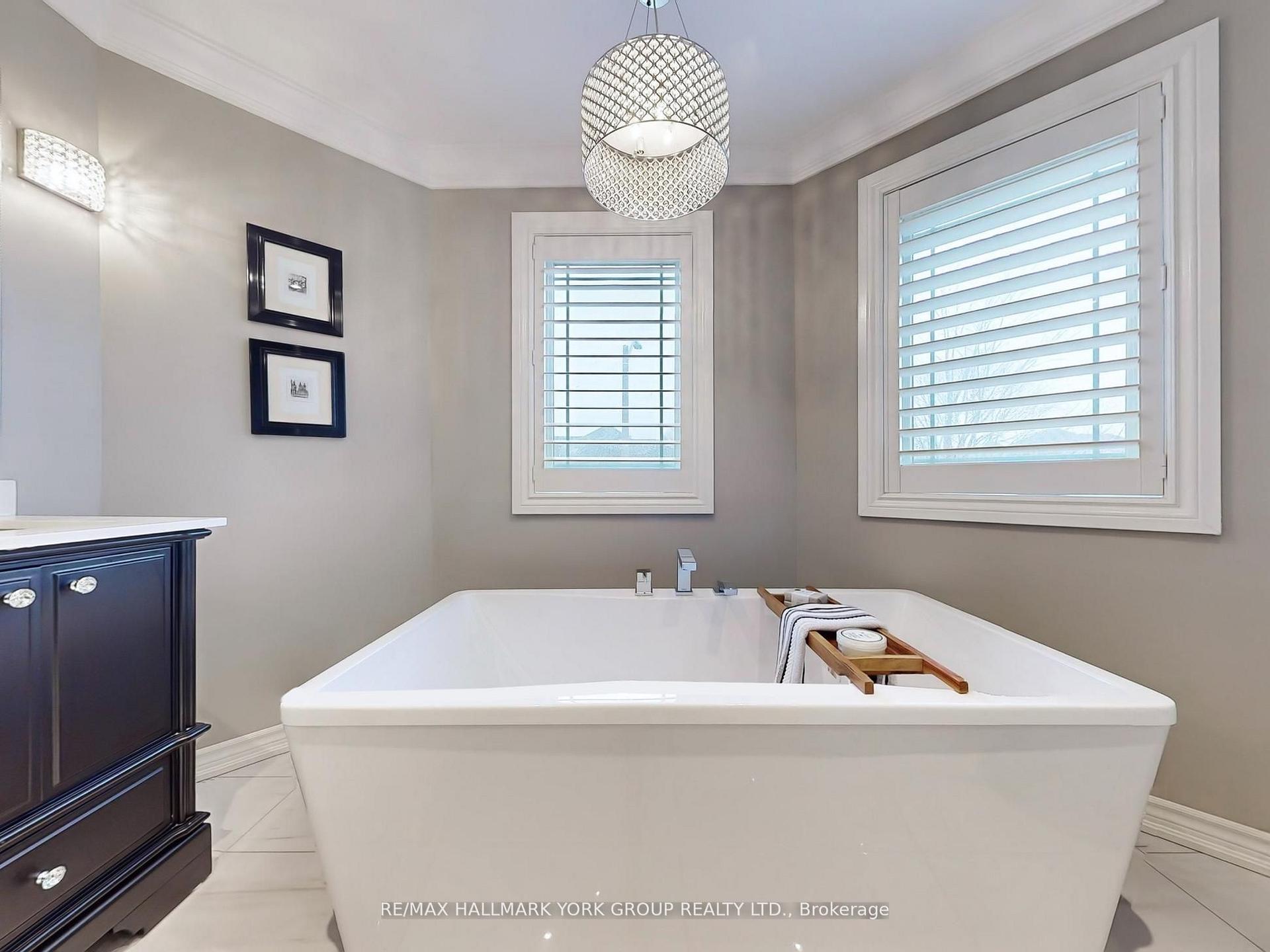 Photo 15 of 98 Ballymore Drive, Aurora, Bayview Wellington — HOMEH