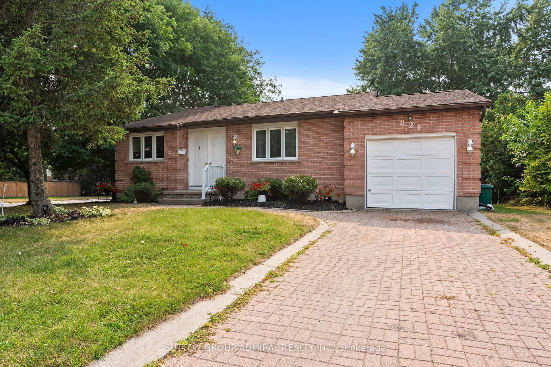 Front of 821 Bridle Path Crescent