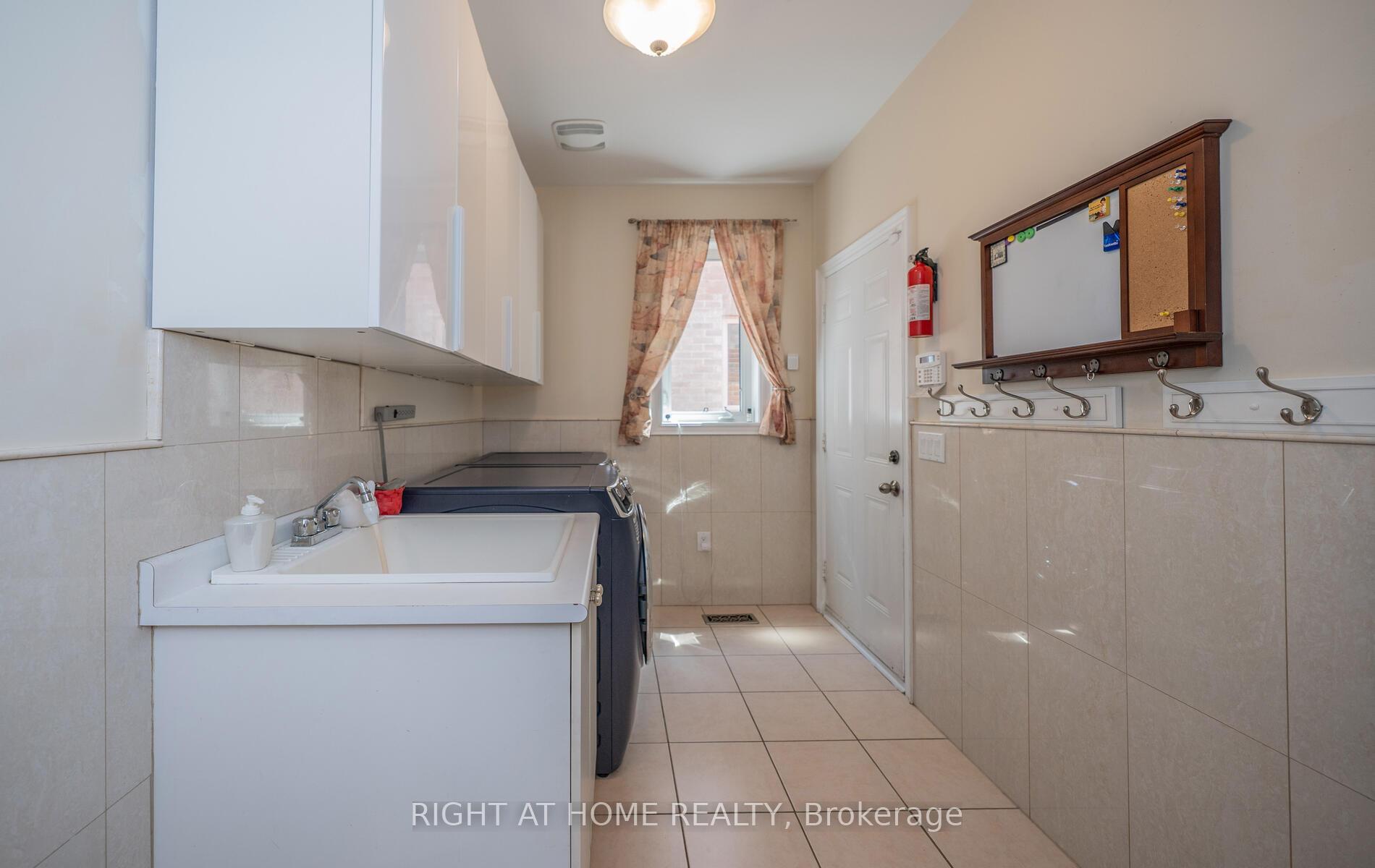 Photo 15 of 30 Selvapiano Cres N, Vaughan, Vellore Village — HOMEH