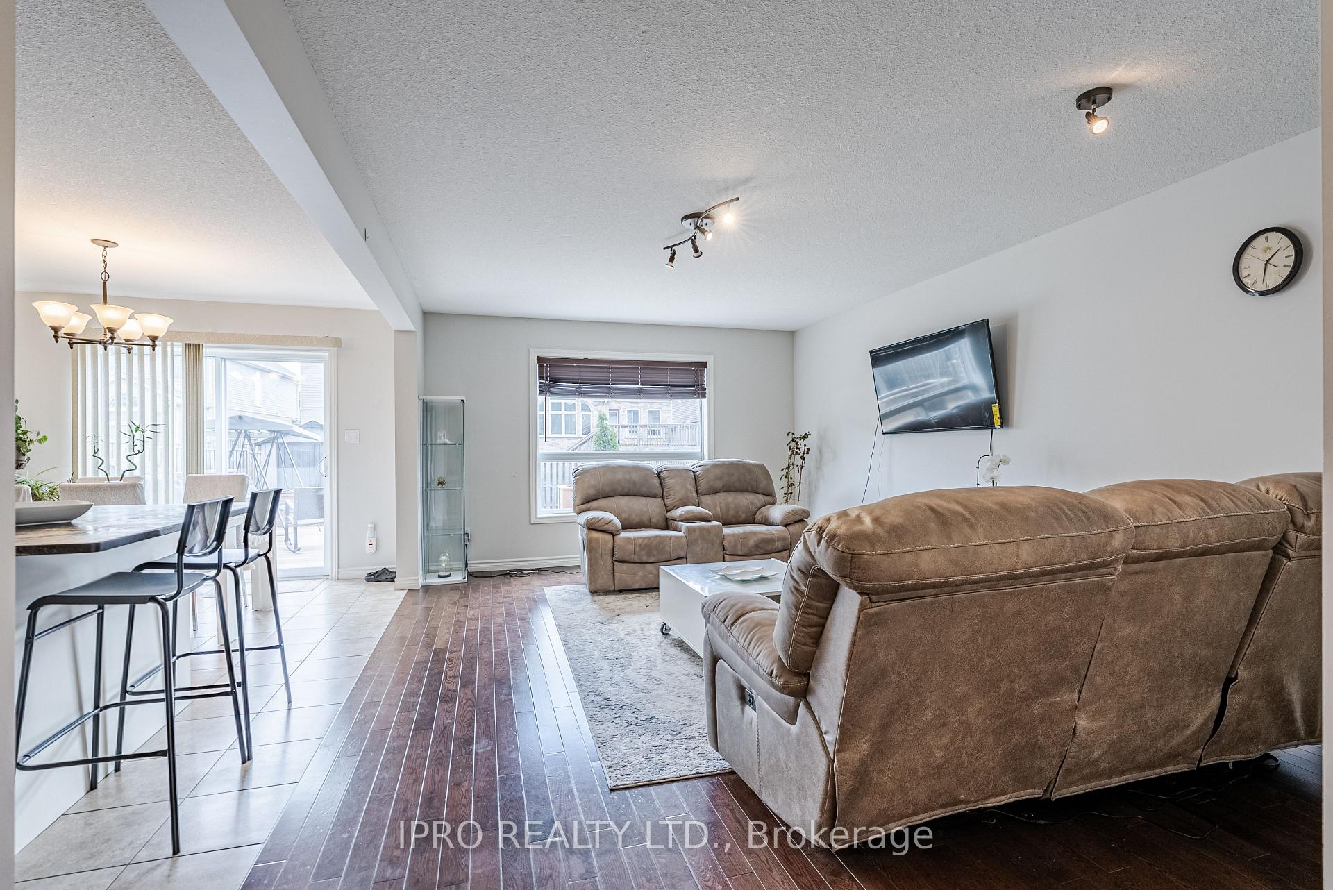 Photo 4 of 2000 Rollingacres Drive, London, North C — HOMEH