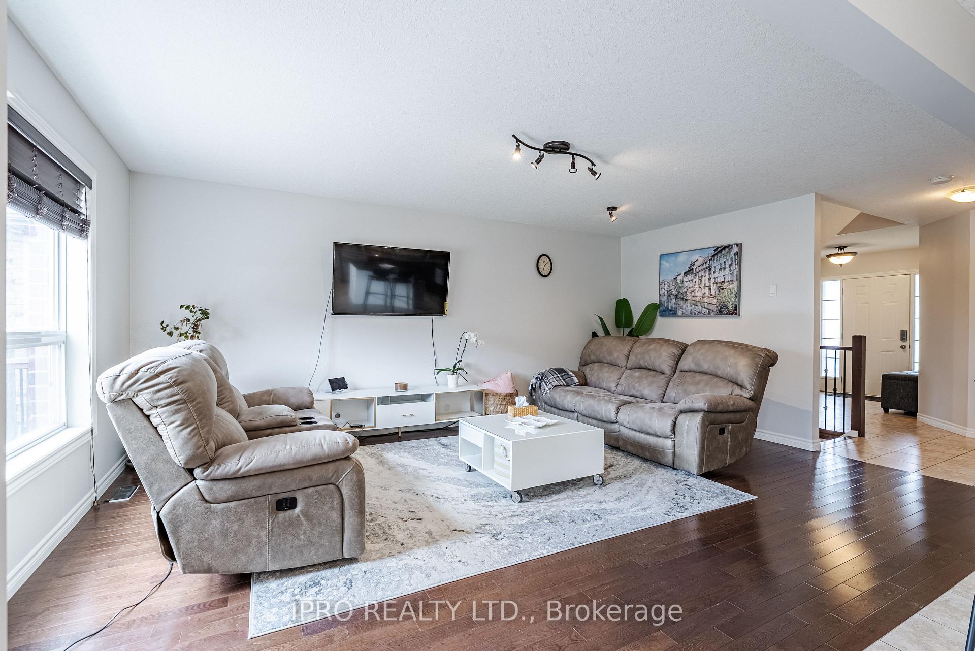 Photo 13 of 2000 Rollingacres Drive, London, North C — HOMEH