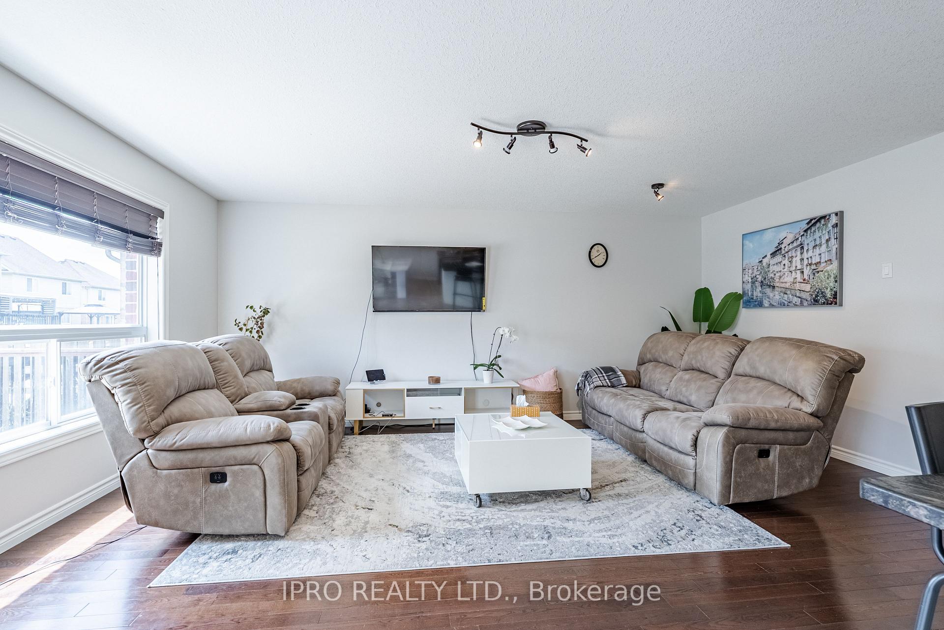 Photo 17 of 2000 Rollingacres Drive, London, North C — HOMEH
