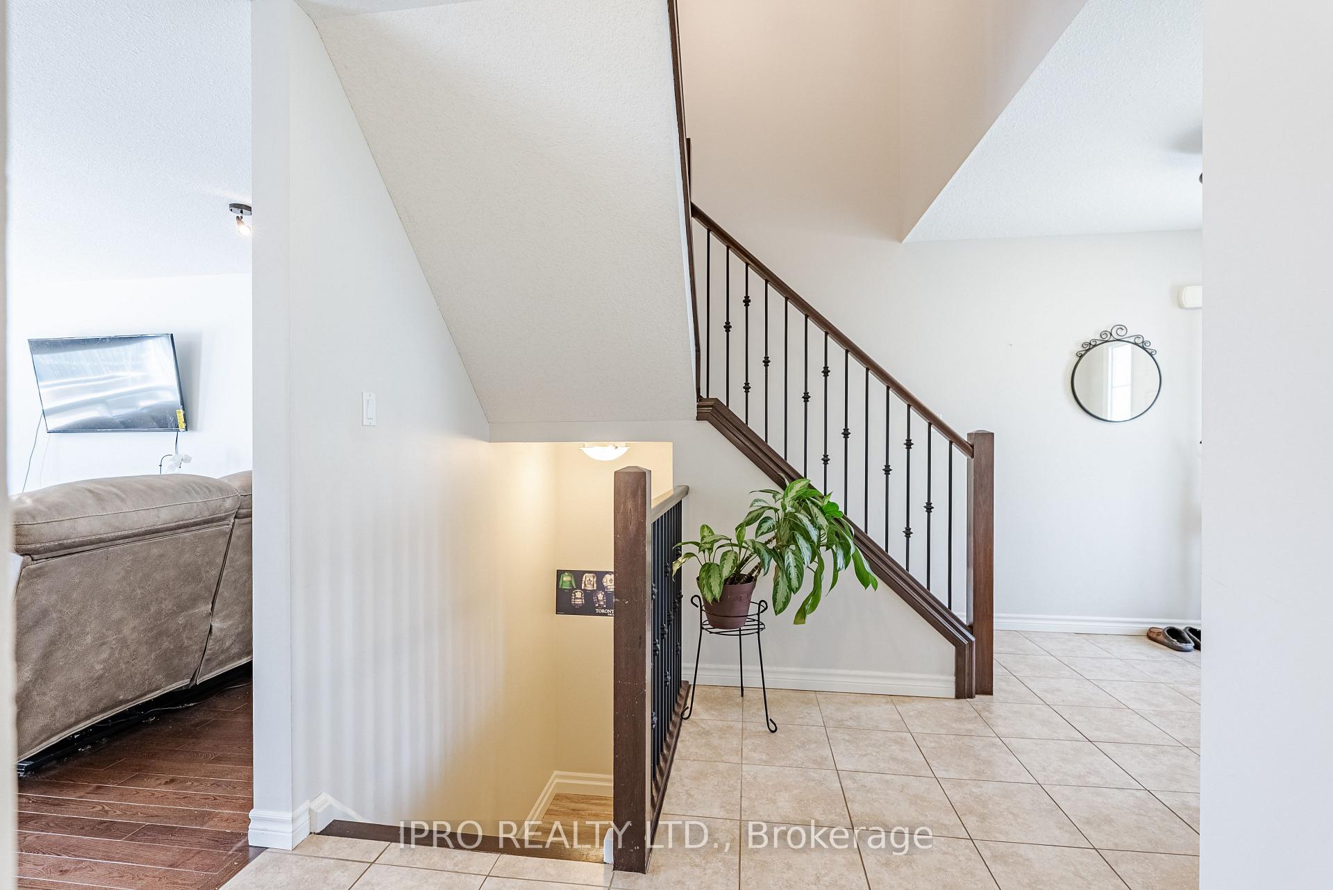 Photo 14 of 2000 Rollingacres Drive, London, North C — HOMEH