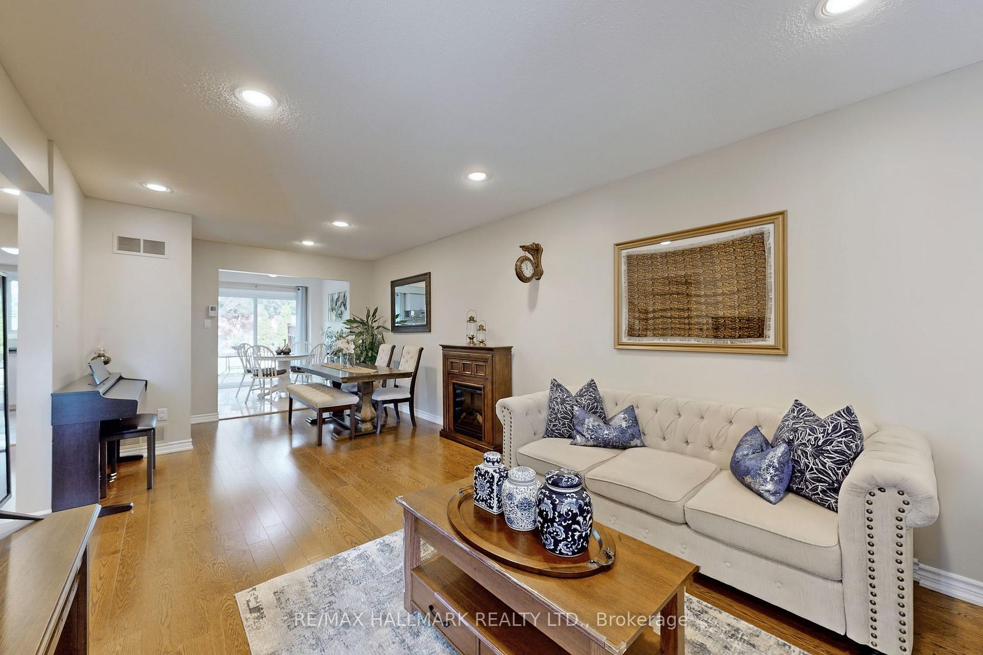 Photo 11 of 38 Rejane Crescent, Vaughan, Crestwood-Springfarm-Yorkhill — HOMEH
