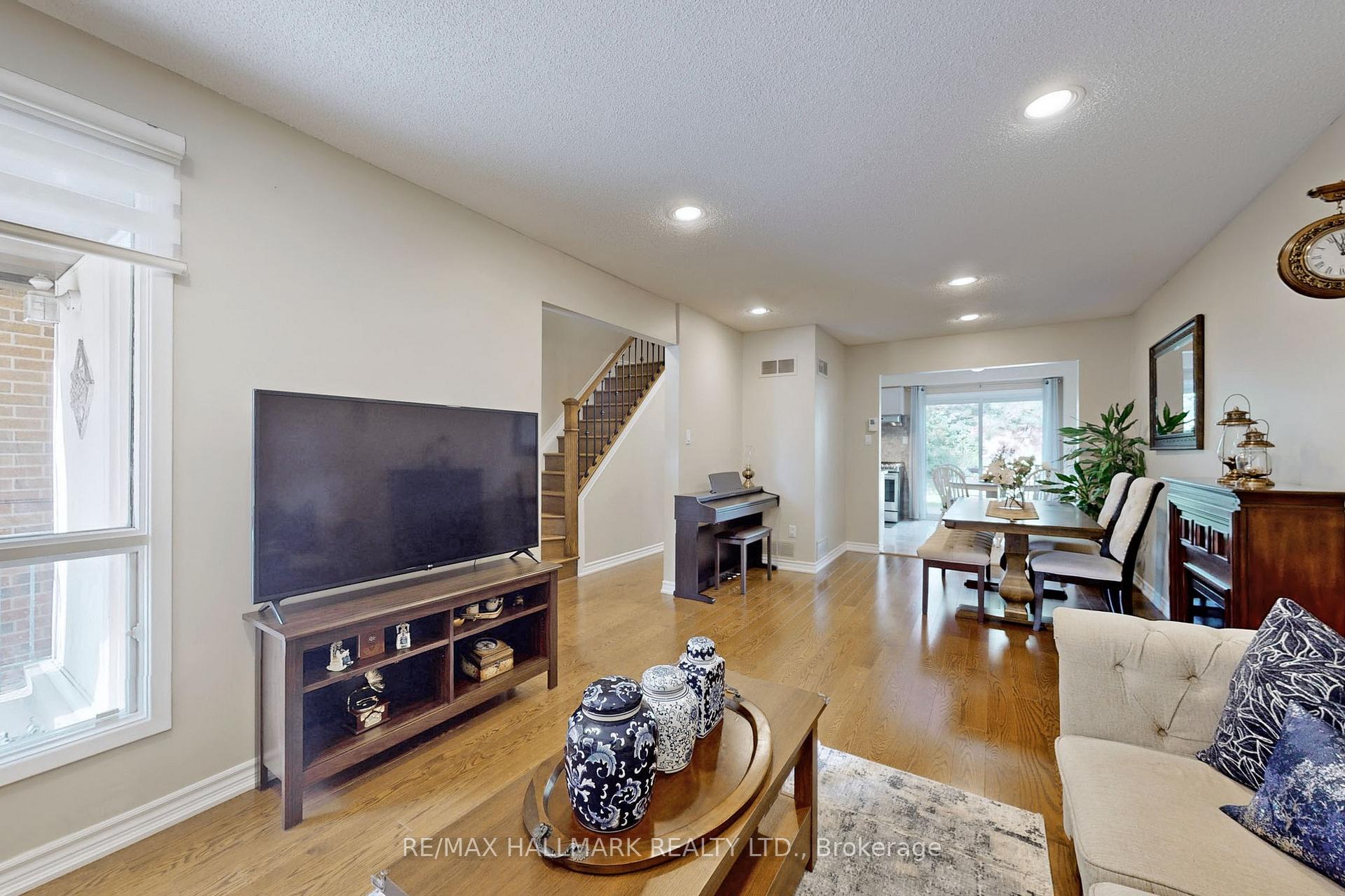 Photo 5 of 38 Rejane Crescent, Vaughan, Crestwood-Springfarm-Yorkhill — HOMEH
