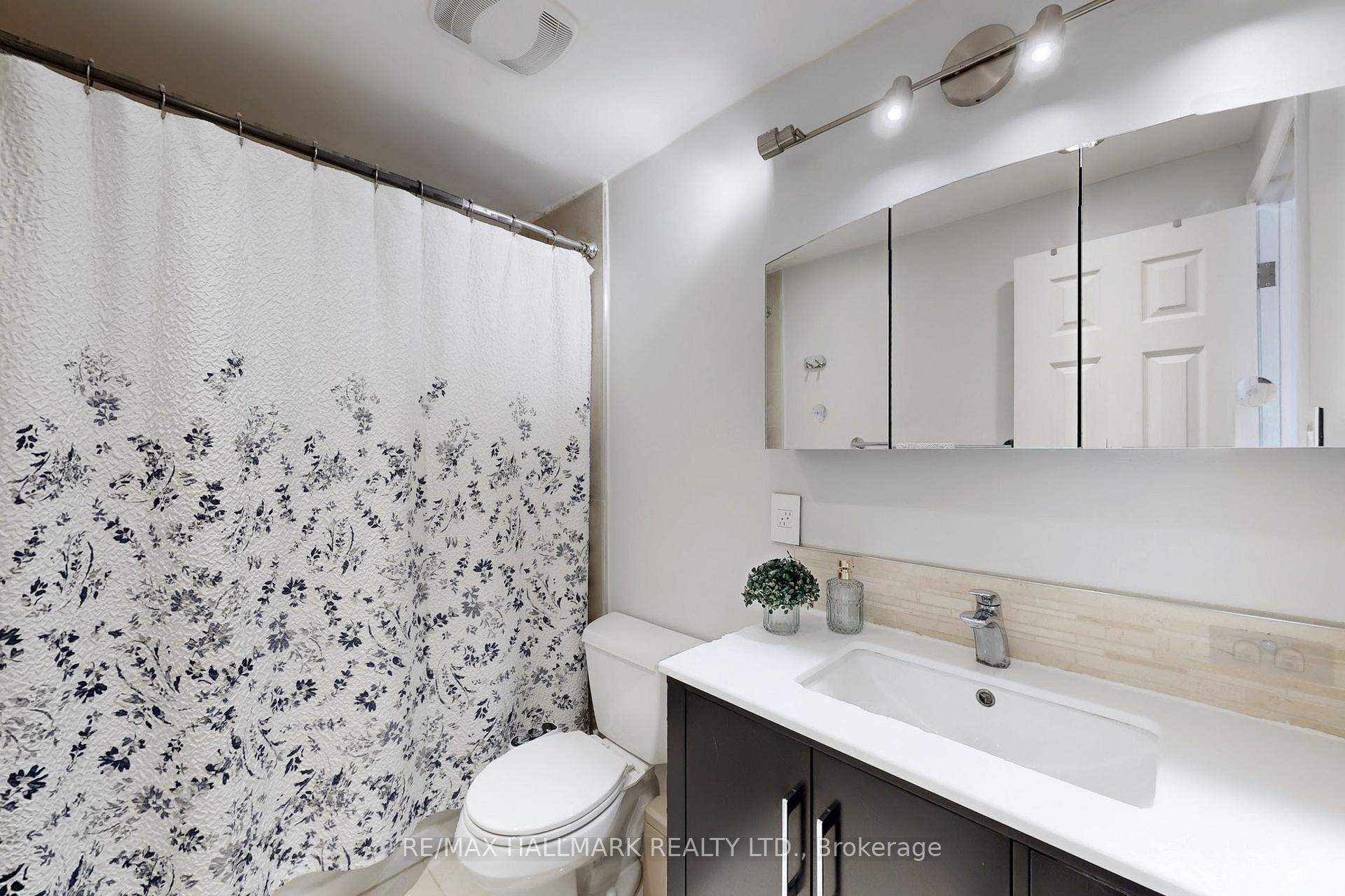 Photo 18 of 38 Rejane Crescent, Vaughan, Crestwood-Springfarm-Yorkhill — HOMEH