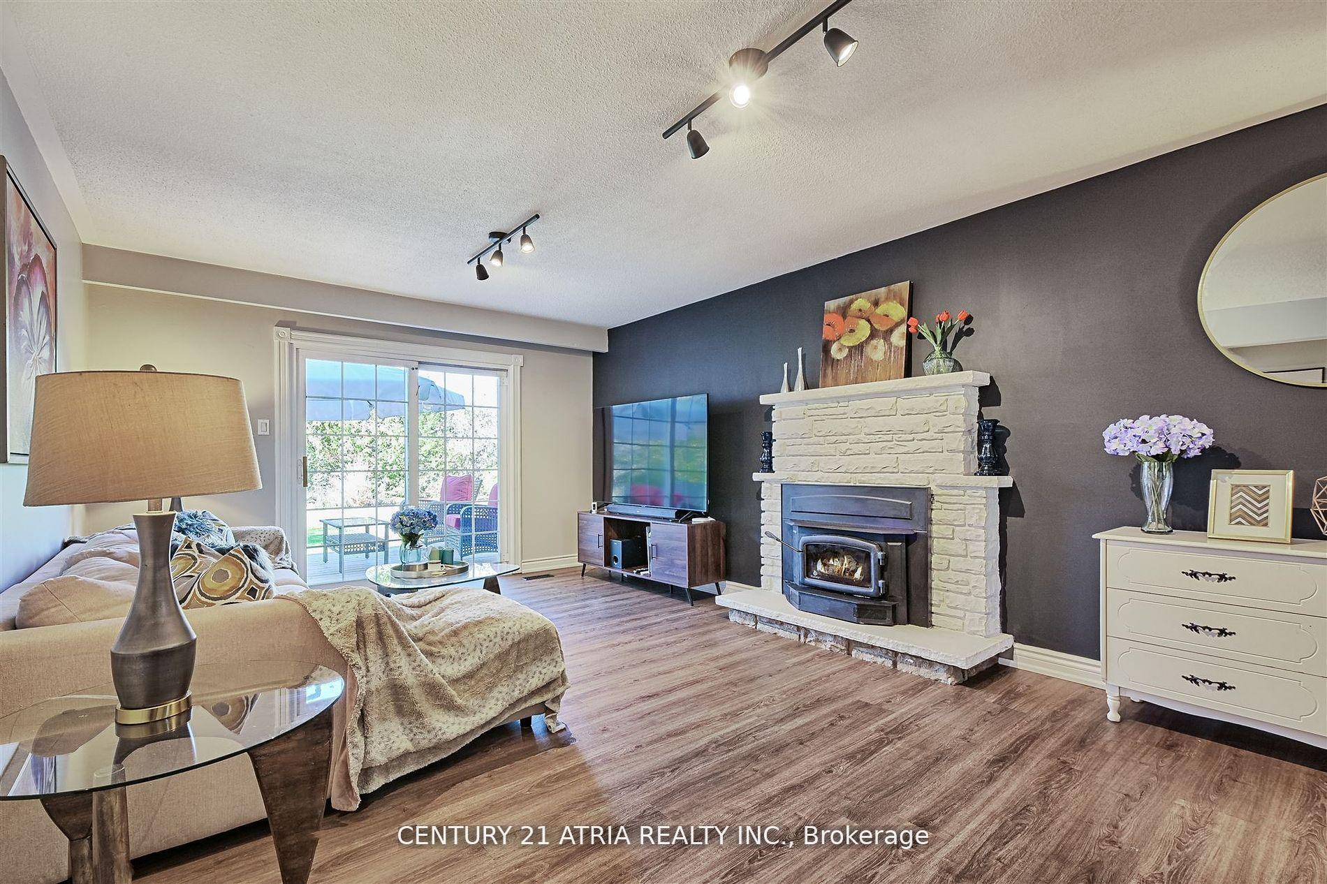 Photo 4 of 41 Pringle Avenue, Markham, Markham Village — HOMEH