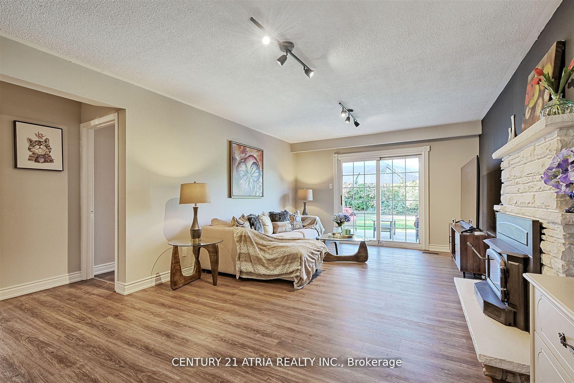 Photo 10 of 41 Pringle Avenue, Markham, Markham Village — HOMEH