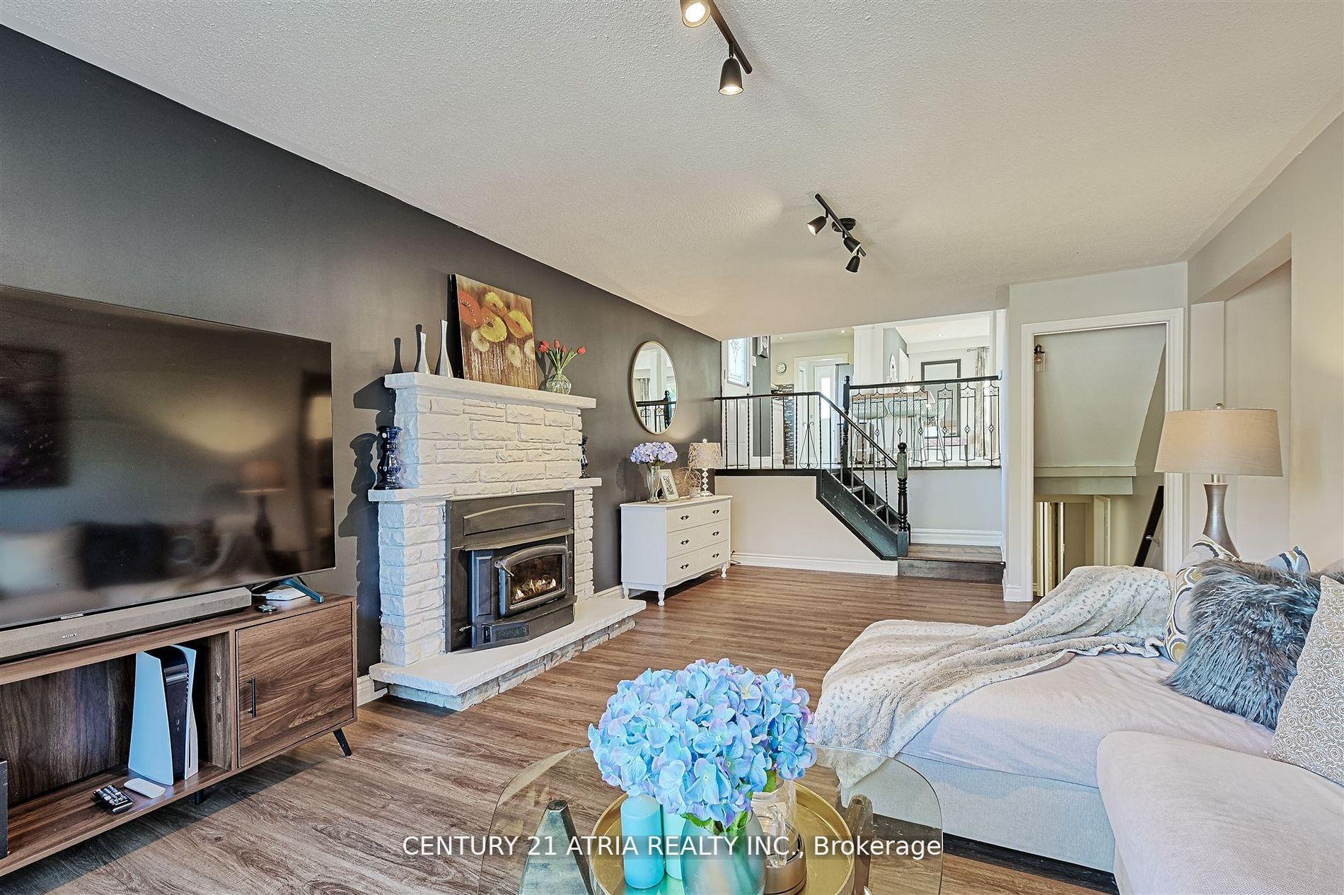 Photo 5 of 41 Pringle Avenue, Markham, Markham Village — HOMEH