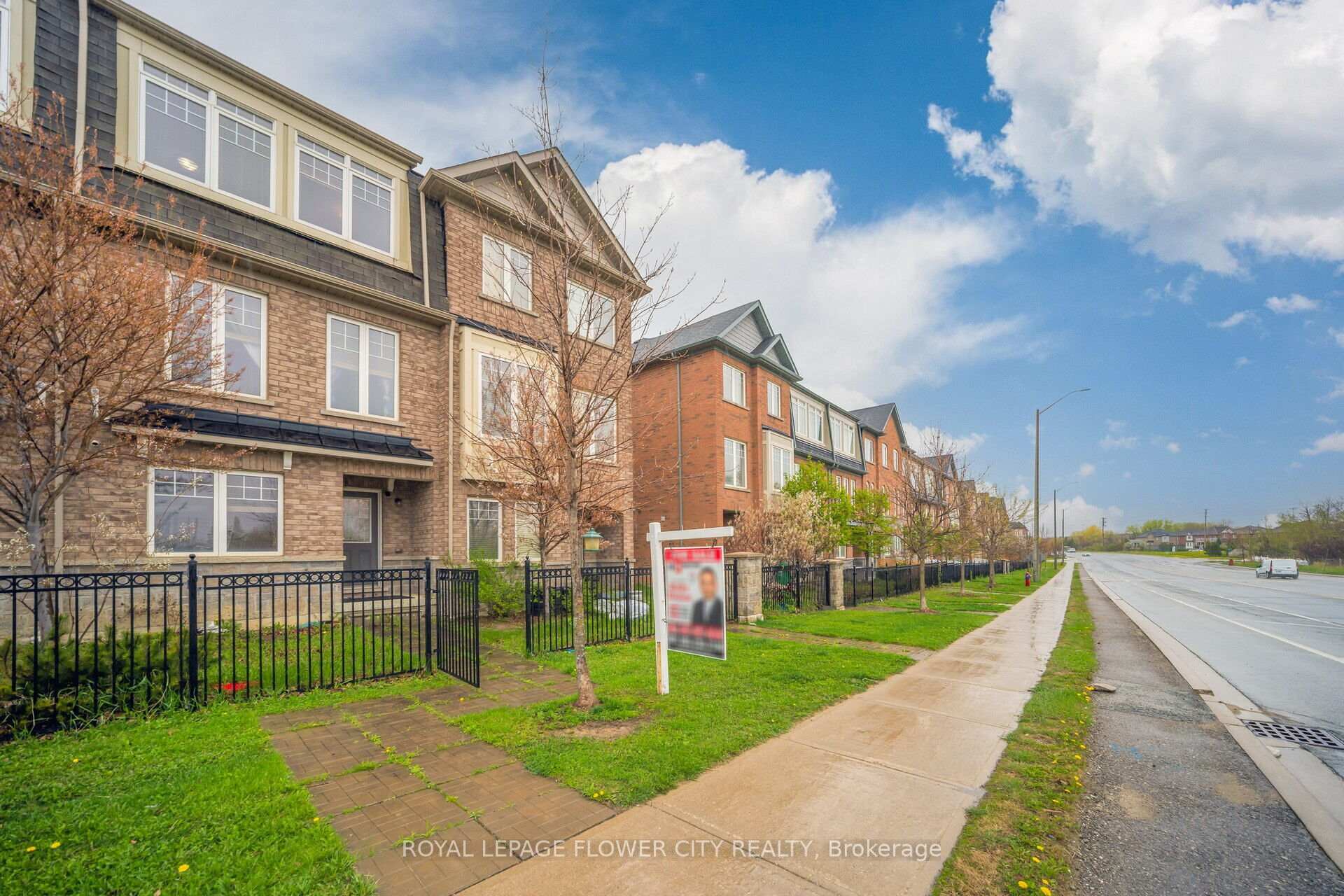 Photo 38 of 82 Magdalene Crescent, Brampton, Heart Lake East — HOMEH