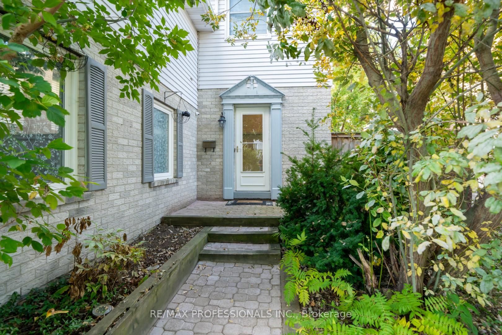 Photo 2 of 42 Reynier Drive, Brampton, Heart Lake East — HOMEH
