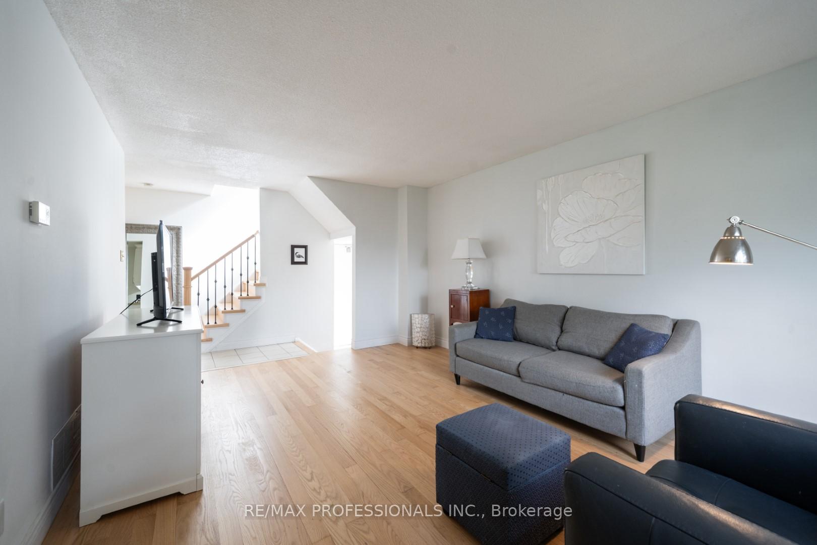 Photo 8 of 42 Reynier Drive, Brampton, Heart Lake East — HOMEH