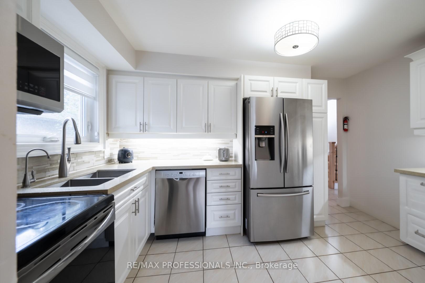 Photo 4 of 42 Reynier Drive, Brampton, Heart Lake East — HOMEH