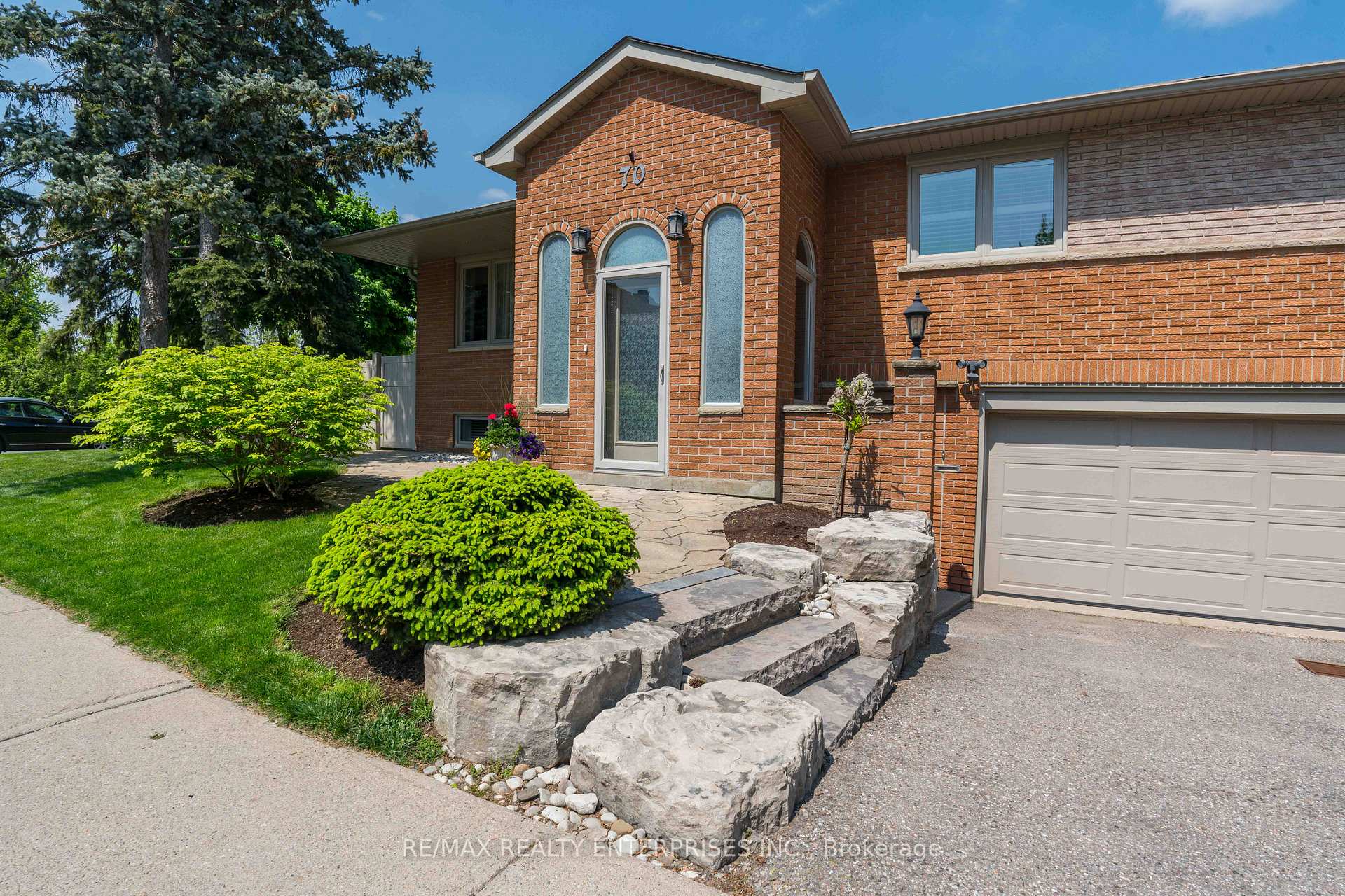 Photo 11 of 70 English Street, Brampton, Brampton West — HOMEH