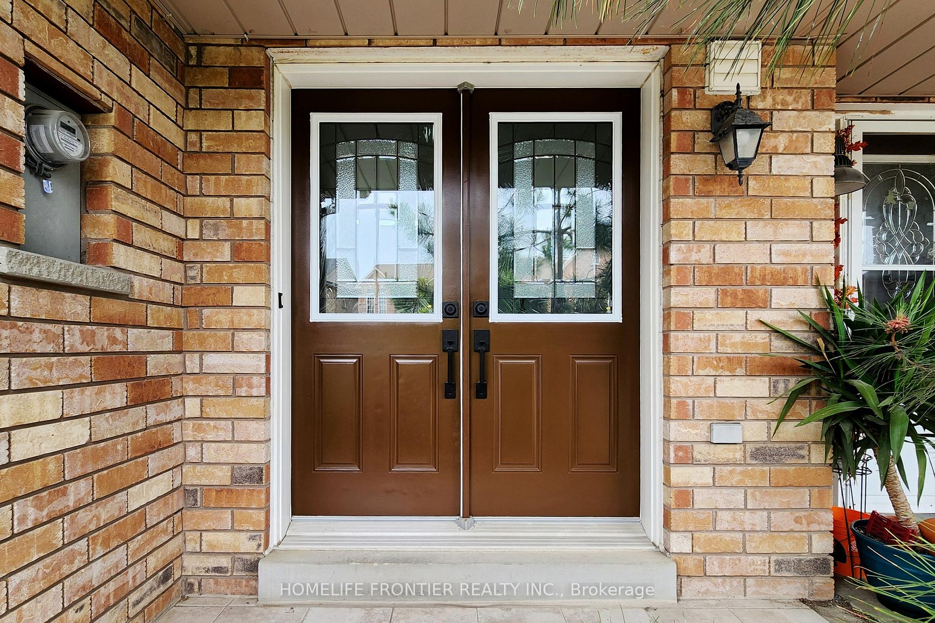 Photo 2 of 18 Oak Park Crescent, Vaughan, Rural Vaughan — HOMEH