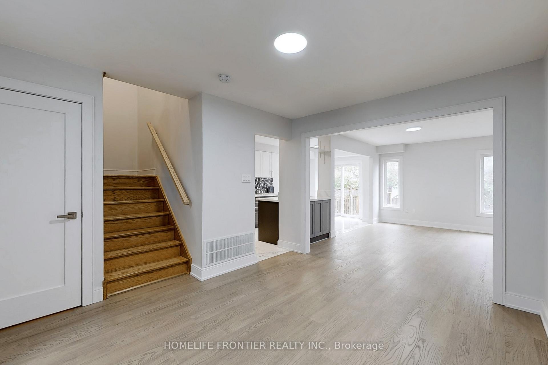 Photo 4 of 18 Oak Park Crescent, Vaughan, Rural Vaughan — HOMEH
