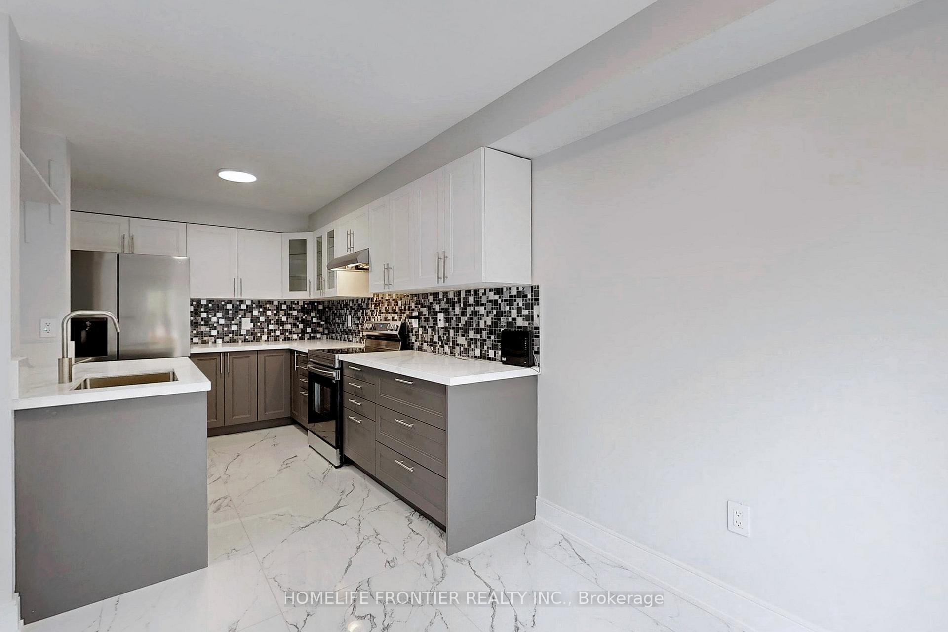 Photo 3 of 18 Oak Park Crescent, Vaughan, Rural Vaughan — HOMEH