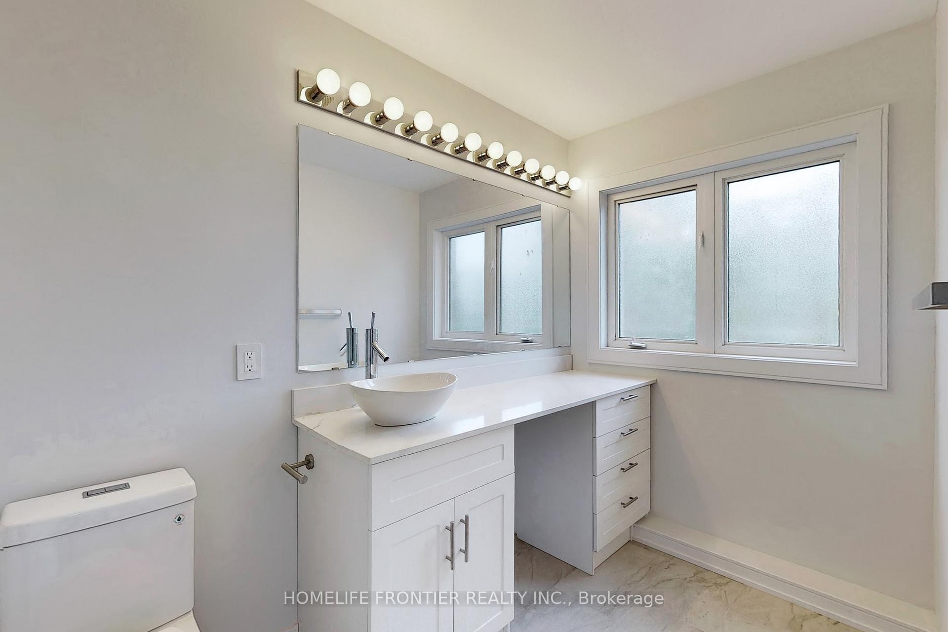 Photo 11 of 18 Oak Park Crescent, Vaughan, Rural Vaughan — HOMEH