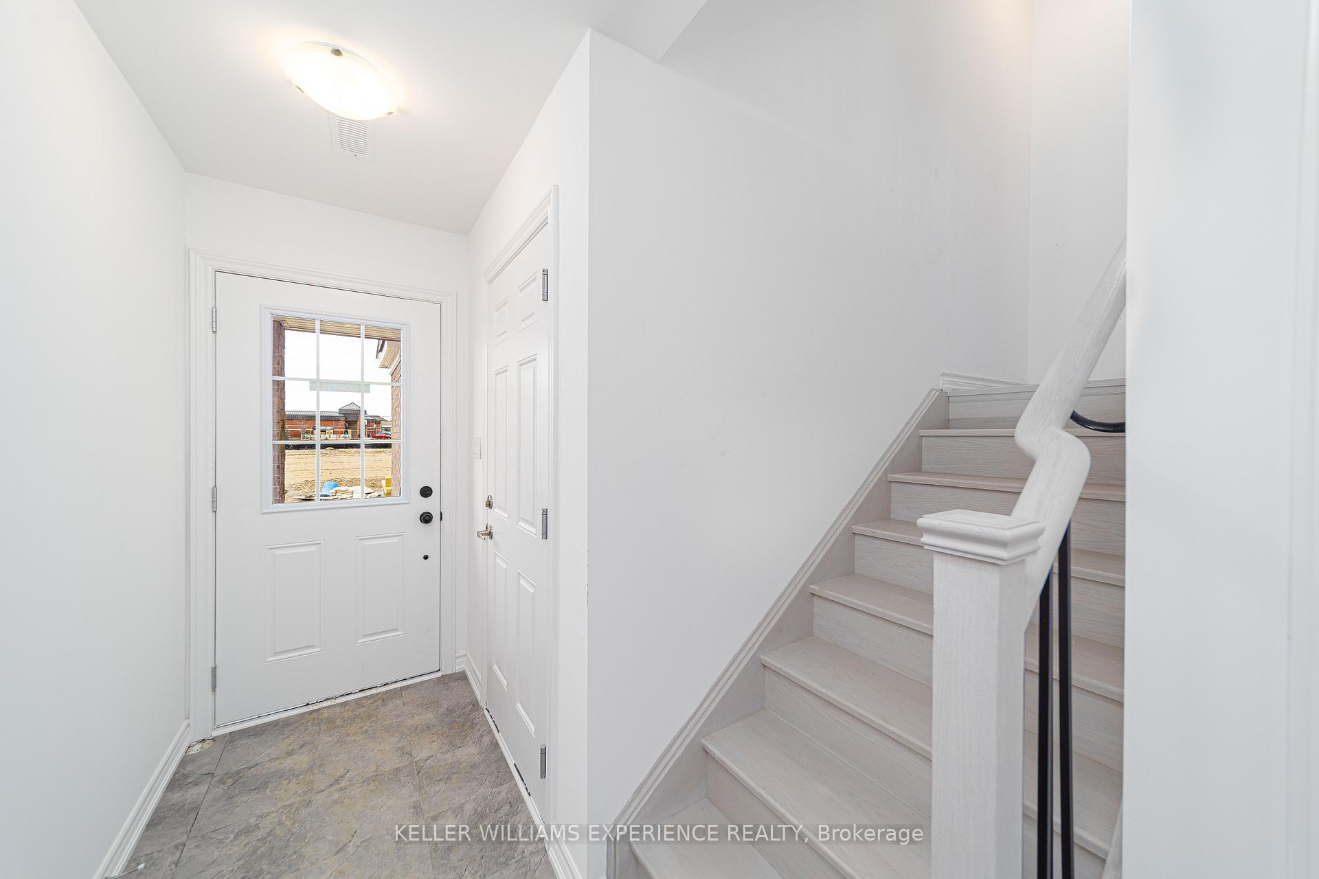Photo 12 of 9 Tobias Lane, Barrie, Innis-Shore — HOMEH