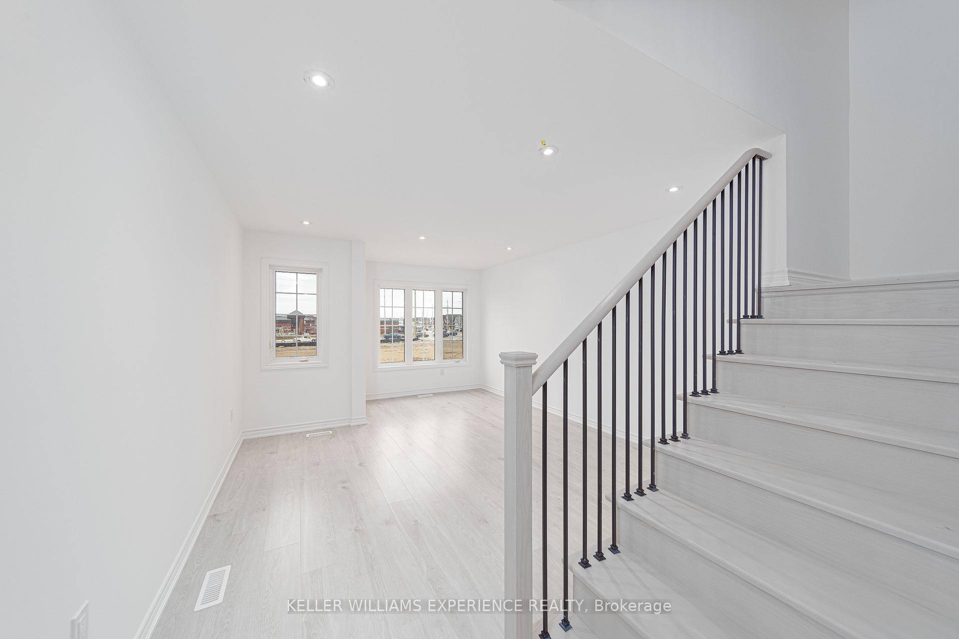 Photo 8 of 9 Tobias Lane, Barrie, Innis-Shore — HOMEH